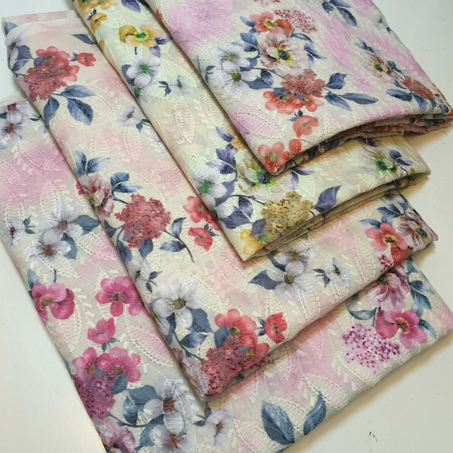 Kleiderstoff aus reiner Baumwolle mit Lochstickerei und Blumendruck (Limettengelbe Blumen)