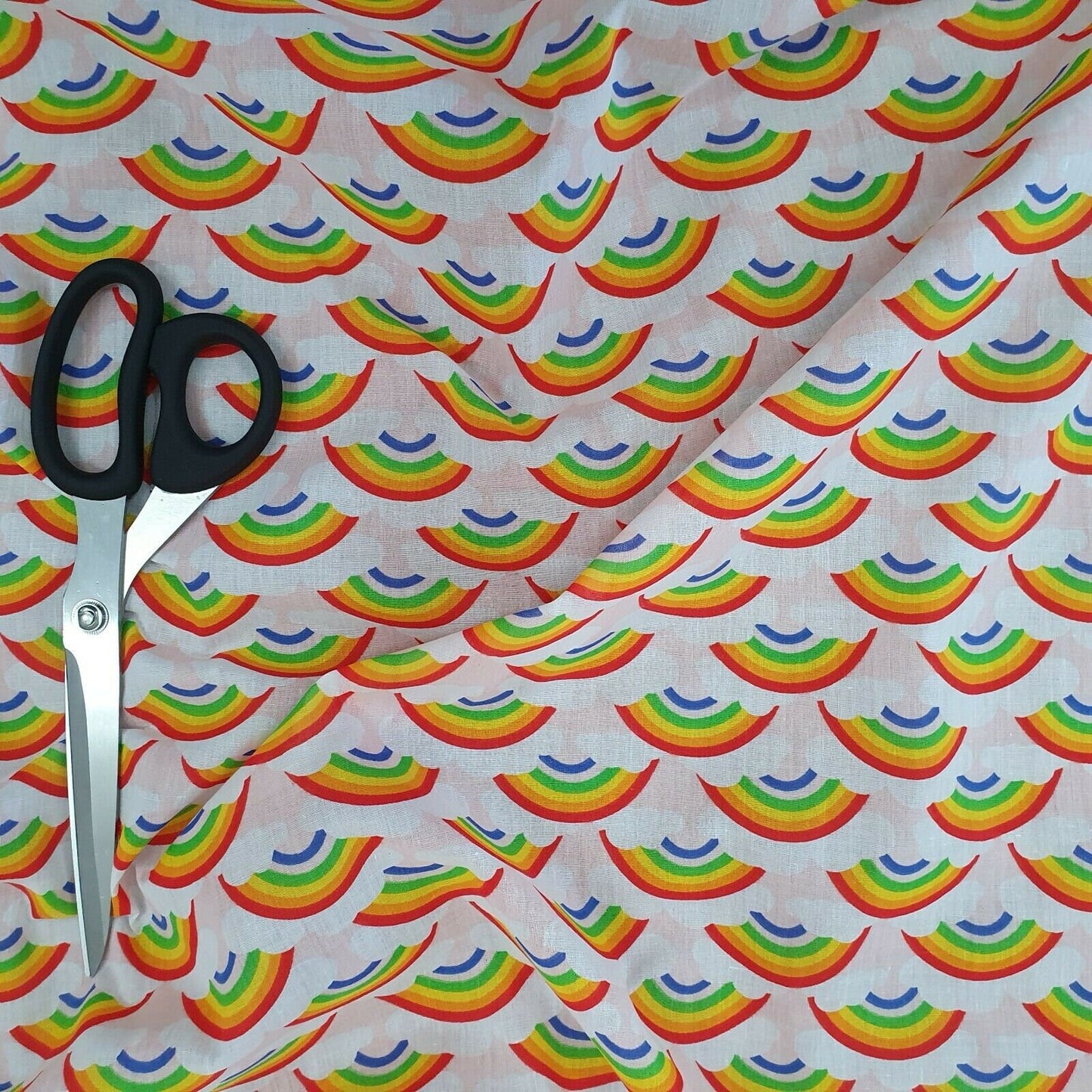 NEU Thankyou NHS Polycotton-Stoff mit Regenbogen- und Wolken-Aufdruck, meterweise 44" (rosa Basis)