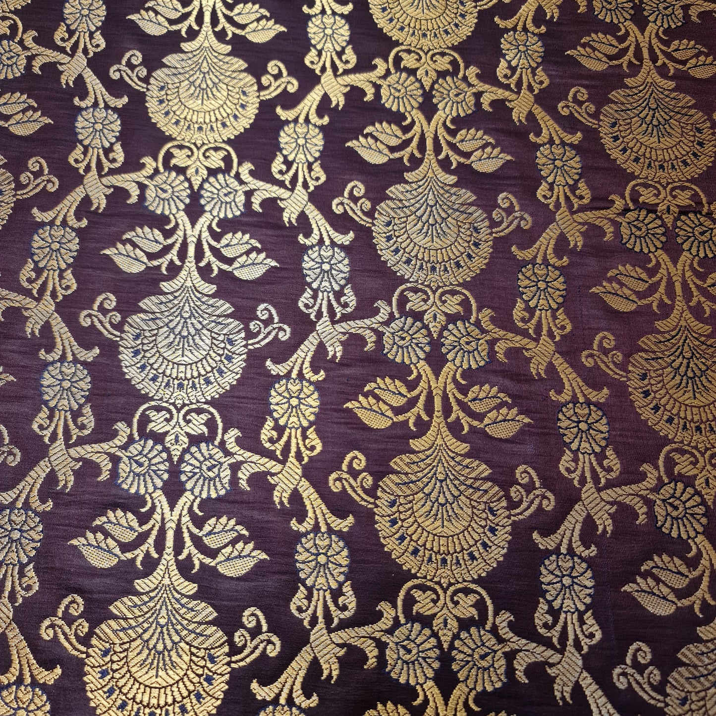 Ornamentaler Weihnachtsstoff (Pflaume), floraler Goldmetallic-Druck, indischer Banarasi-Brokatstoff