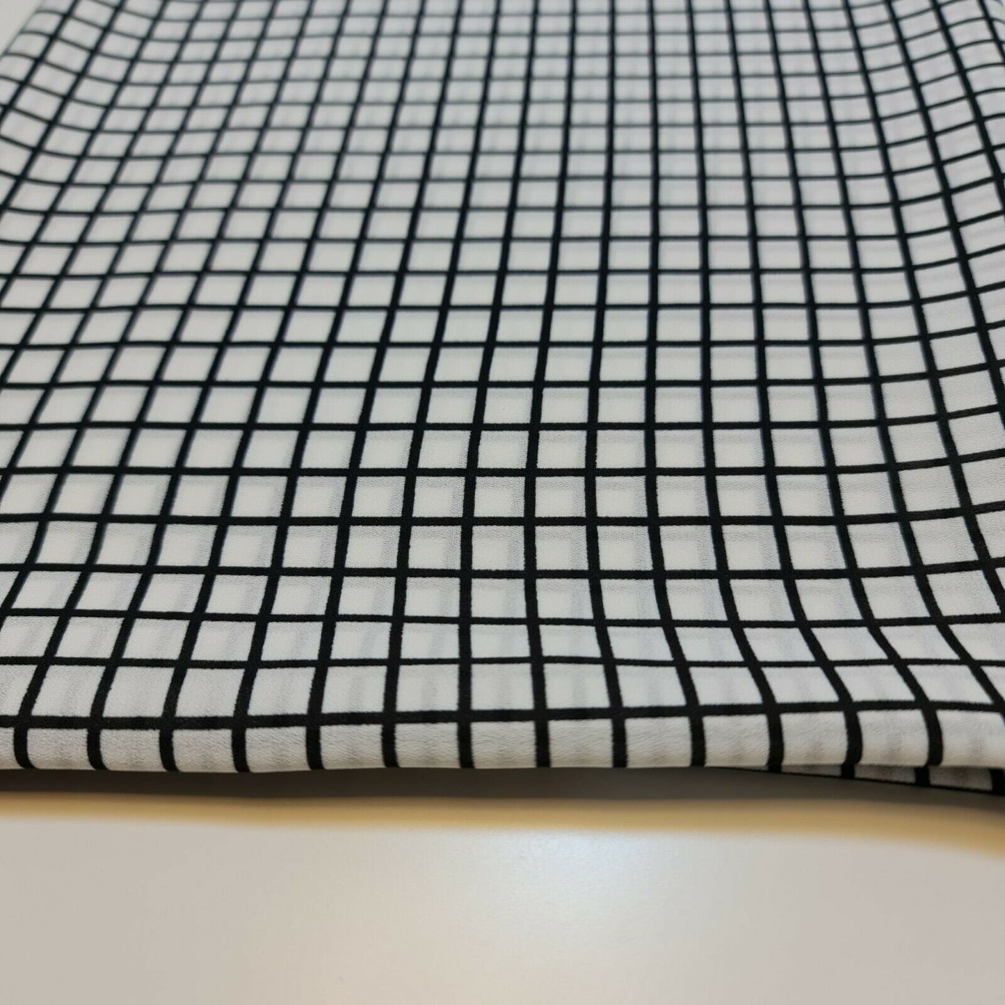 Schwarz-weißer Poly-Crêpe-Kleiderstoff mit Blumenmuster, 147,3 cm, Meterware (Design 5)