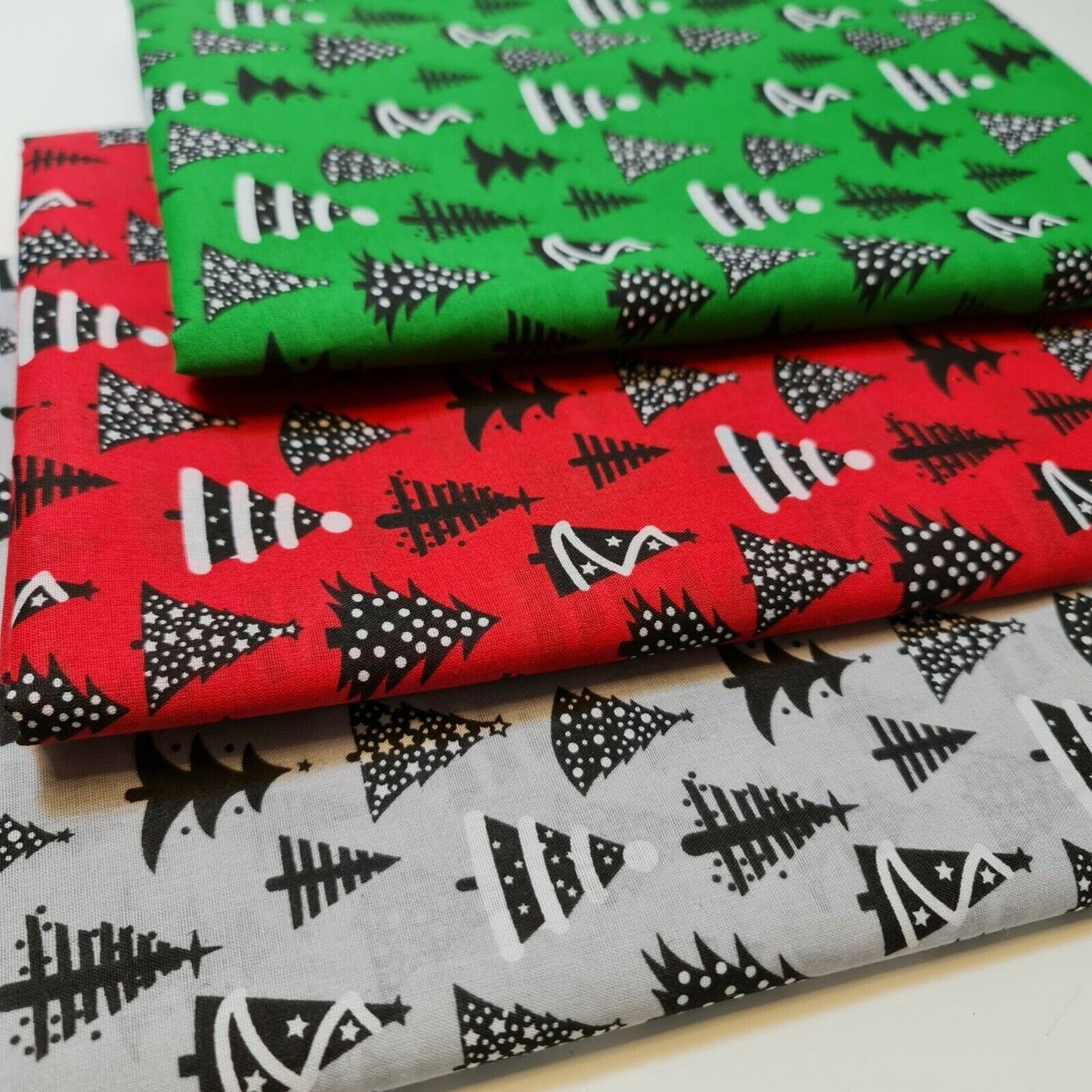 Christmas Festive Print Polycotton Xmas Tree Craft Fabric by Metre 44" (Red)