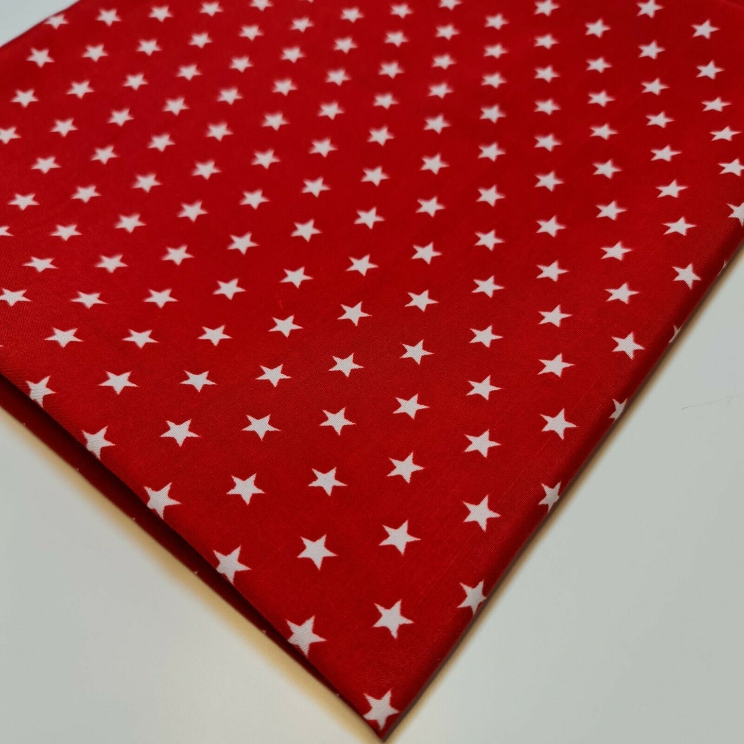Weicher Polycotton-Stoff mit Sternenmuster, rot/schwarz, für Kleider, Bastelarbeiten, Meterware, 111,8 cm (rot)