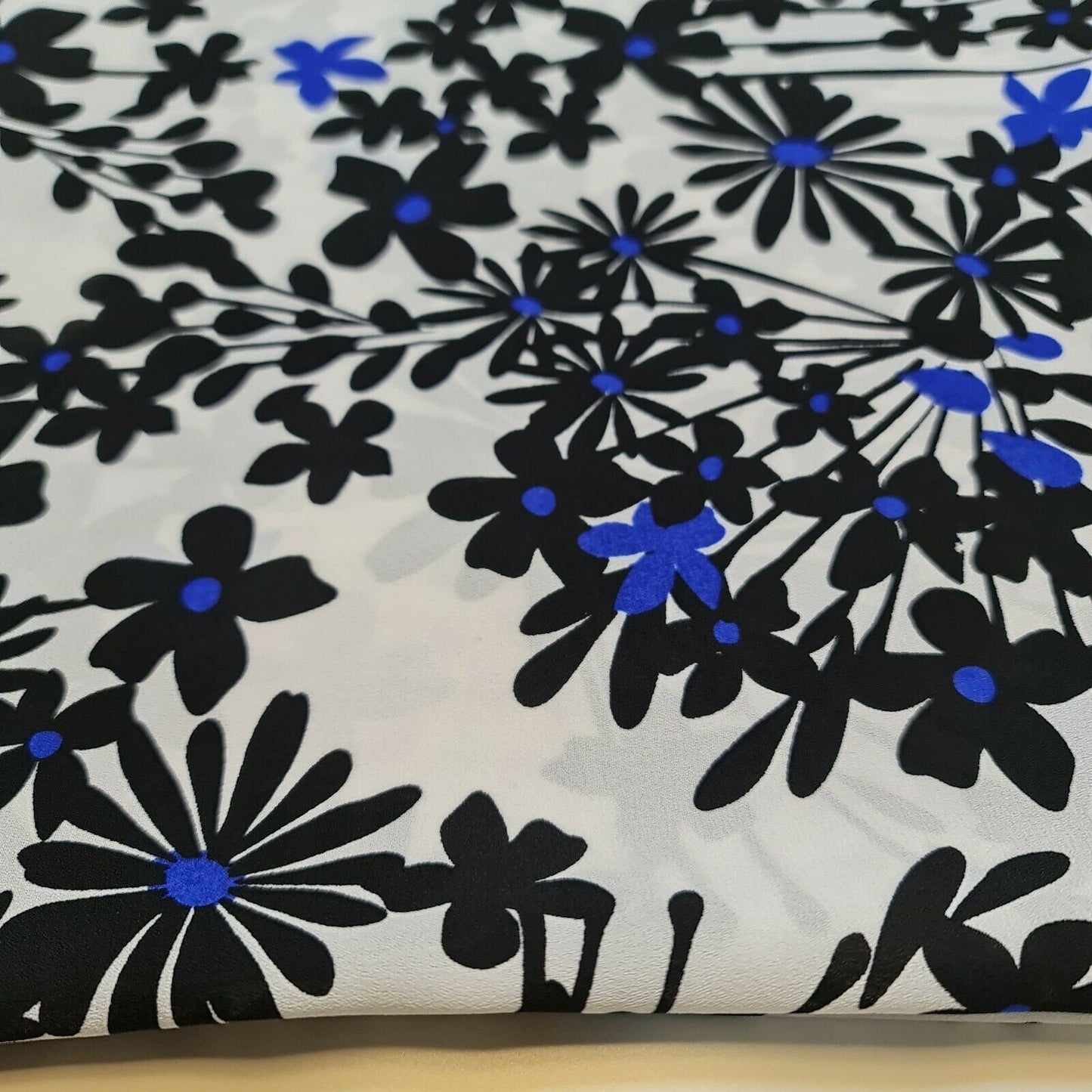 Weißer und schwarzer Crêpe Georgette-Stoff mit Blumenmuster, für Kleider, Bastelarbeiten, 147,3 cm, Meterware