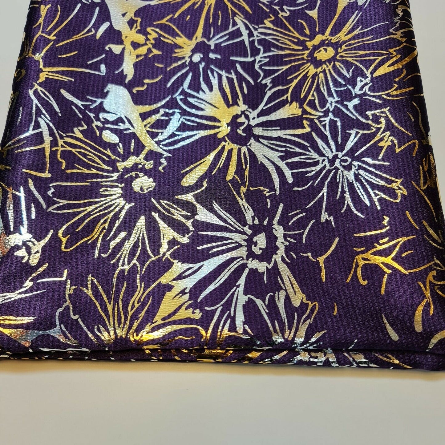 Stoff mit Satin-Finish, Blumenmuster, Lila und Goldfolie, Meterware
