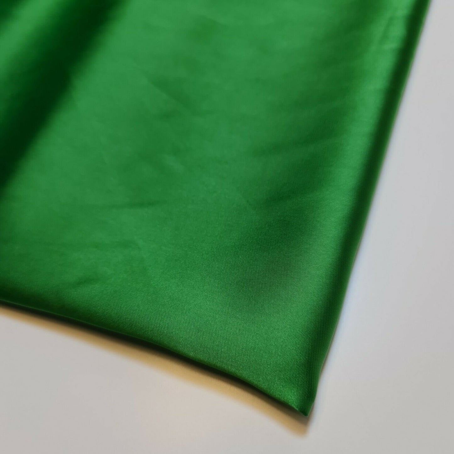 Neuer seidiger Charmeuse-Satin, leichter Dekostoff für Brautkleider, 147,3 cm (Smaragdgrün)