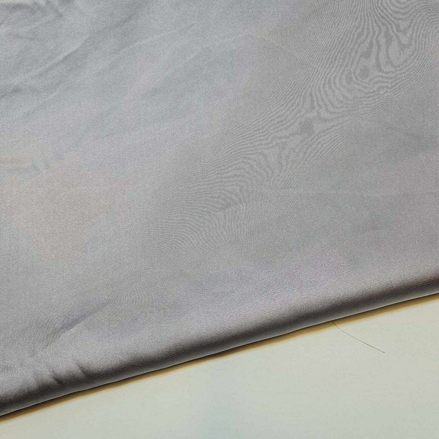 Neuer seidiger Charmeuse-Satin, leichter Dekostoff für Brautkleider, 147,3 cm (helles Silbergrau)