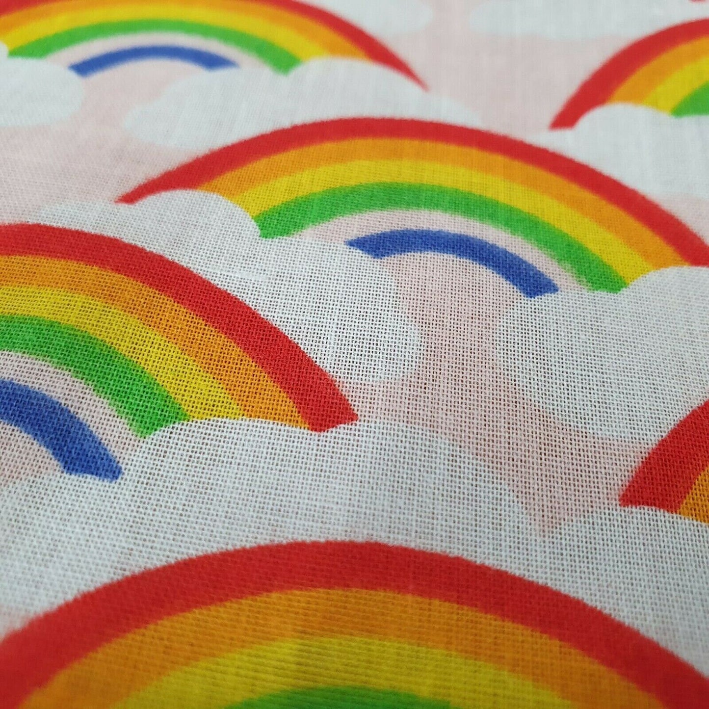 NEU Thankyou NHS Polycotton-Stoff mit Regenbogen- und Wolken-Aufdruck, meterweise 44" (rosa Basis)