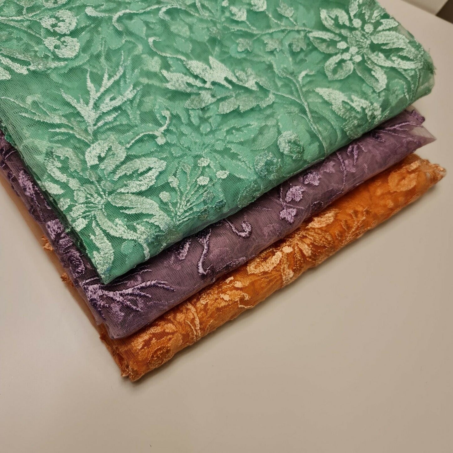 Hochwertiger, weicher Ton-in-Ton-Netzfaden-Schneiderstoff mit Blumenstickerei, 111,8 cm (Mintgrün)