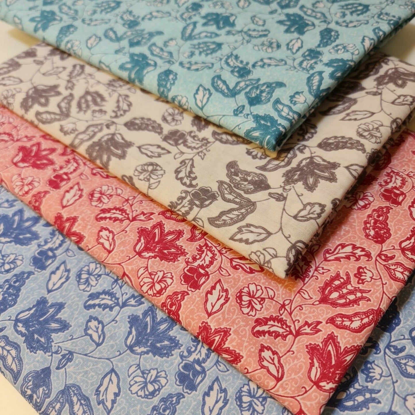 Neuer Stoff zum Basteln mit Blumenmuster für Frühling und Sommer, Polycotton, 111,8 cm, Meterware (Himmelblau)