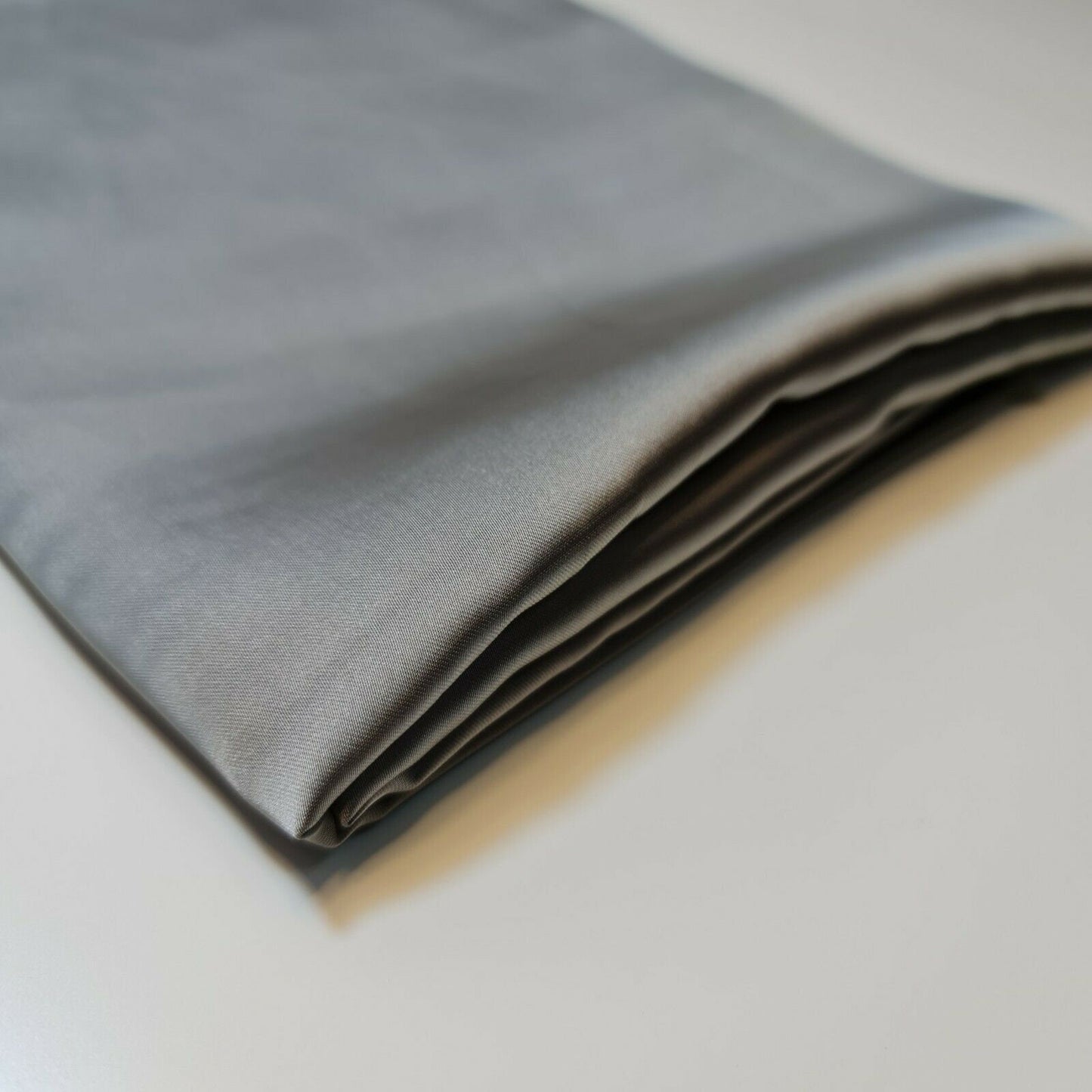 Neuer seidiger Charmeuse-Satin, leichter Dekostoff für Brautkleider, 147,3 cm (Metallgrau)