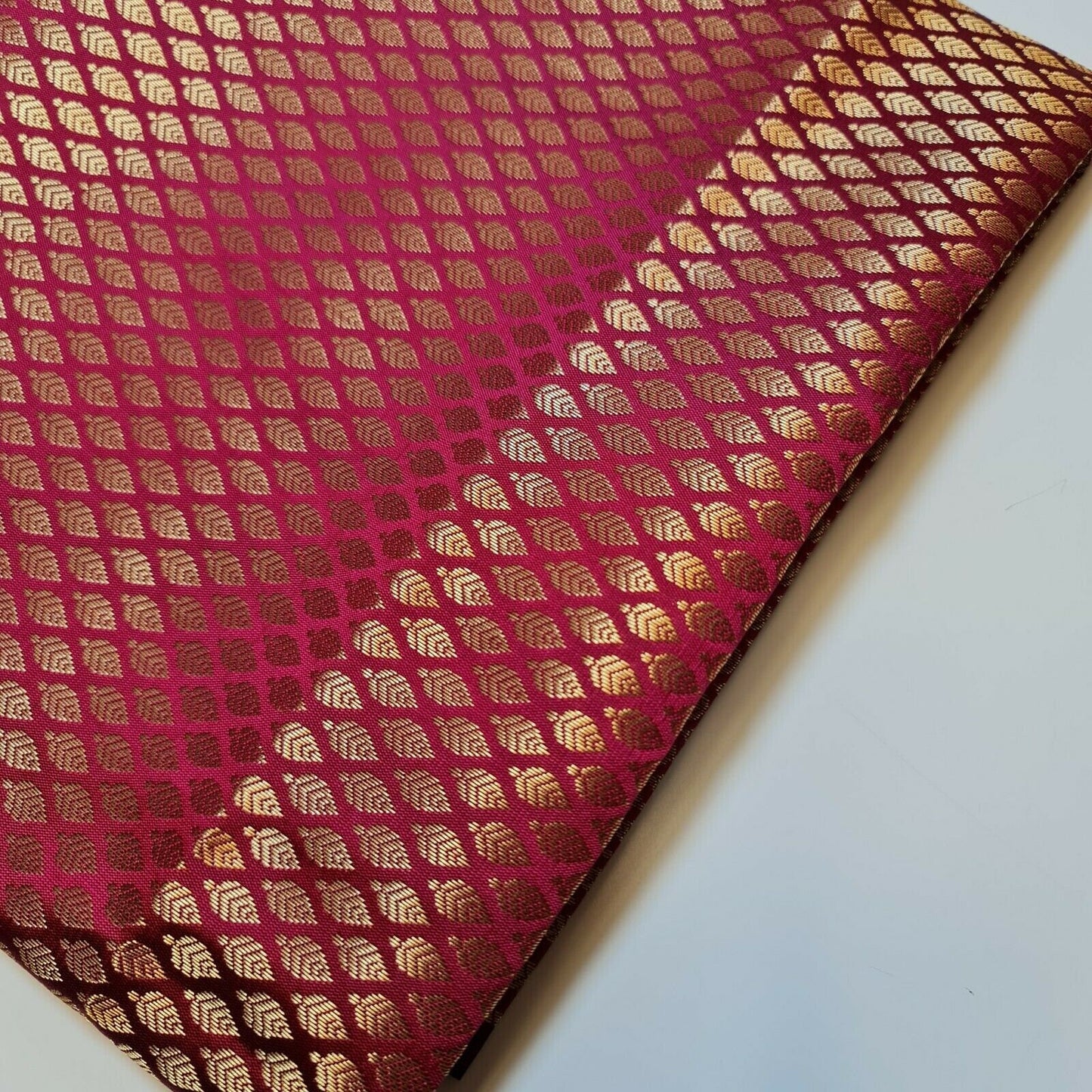 Brokatstoff mit blumigem Blattgold-Druck und floralem Jacquard-Druck, indischer Banarasi-Stoff, 111,8 cm (Magenta).