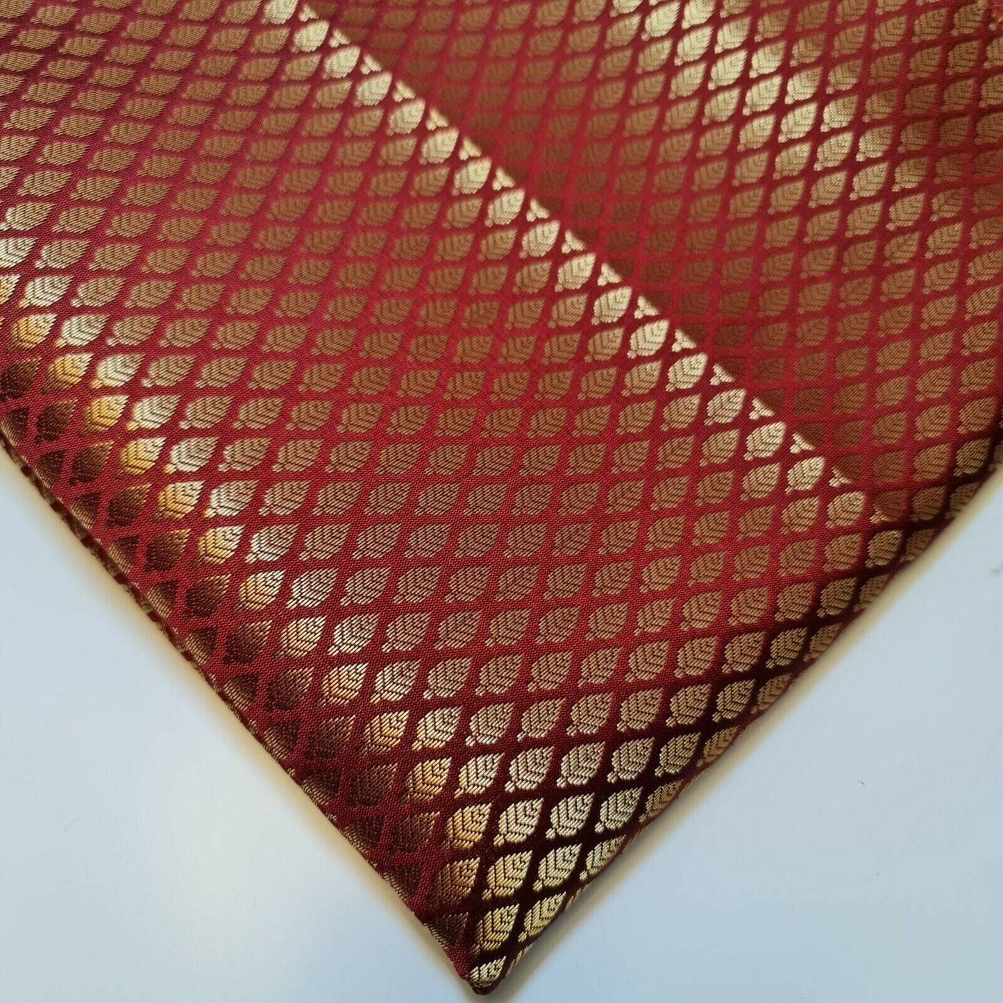 Brokatstoff mit blumigem Blattgold-Druck, floraler Jacquard-Druck, indischer Banarasi-Stoff, 111,8 cm (dunkelrot).