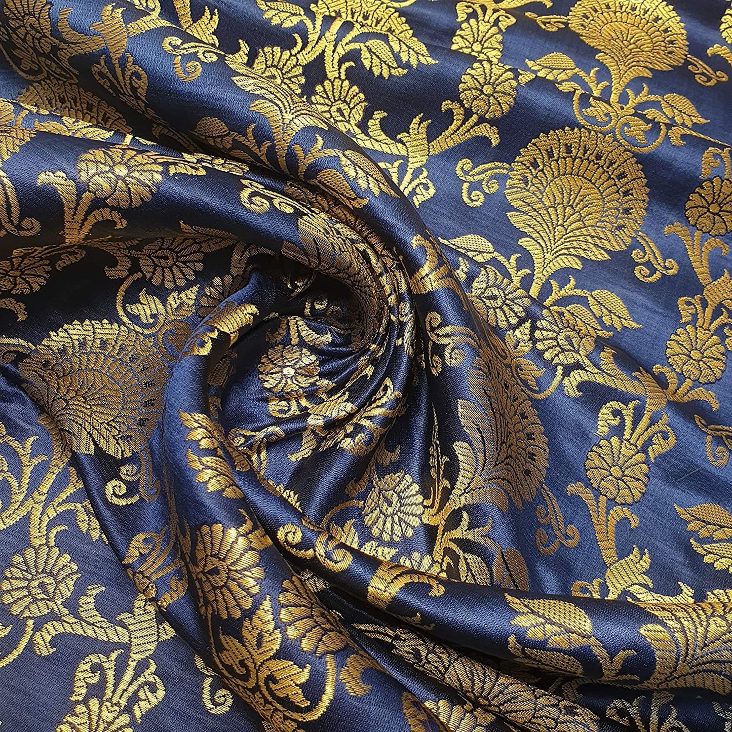 Indischer Banarasi-Brokatstoff mit ornamentalem Blumenmuster und Goldmetallic-Druck (Marineblau)
