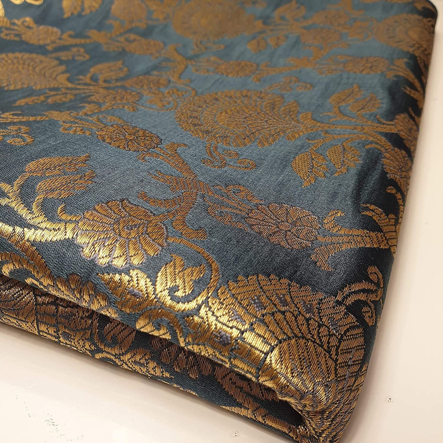 Indischer Banarasi-Brokatstoff mit ornamentalem Blumenmuster und Goldmetallic-Druck (Melangegrau)