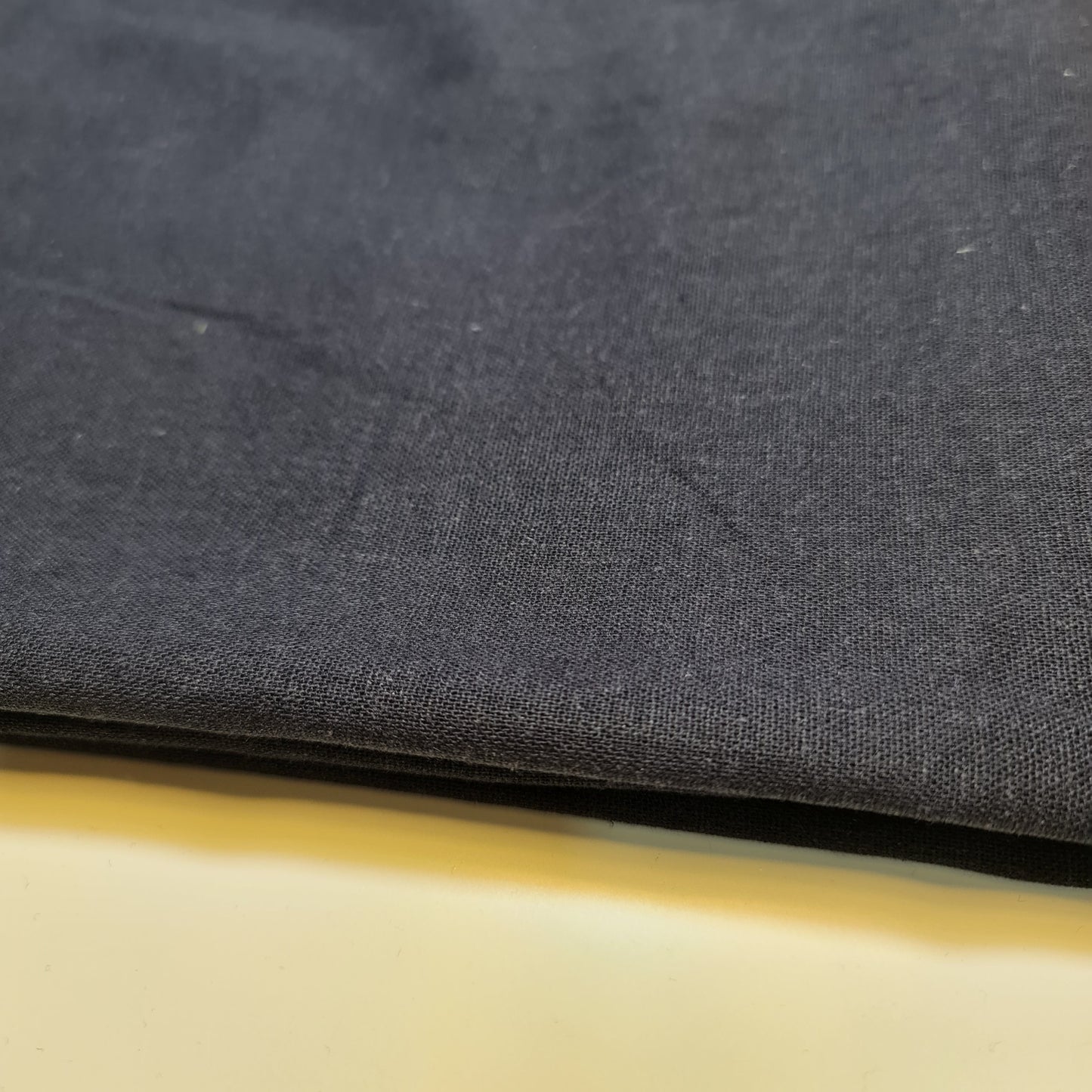 Dunkelmarineblauer weicher Khadi-Baumwoll-Viskose-Stoff in Leinenoptik, Kleiderstoff, 15 Farben, 132 cm breit, Meterware