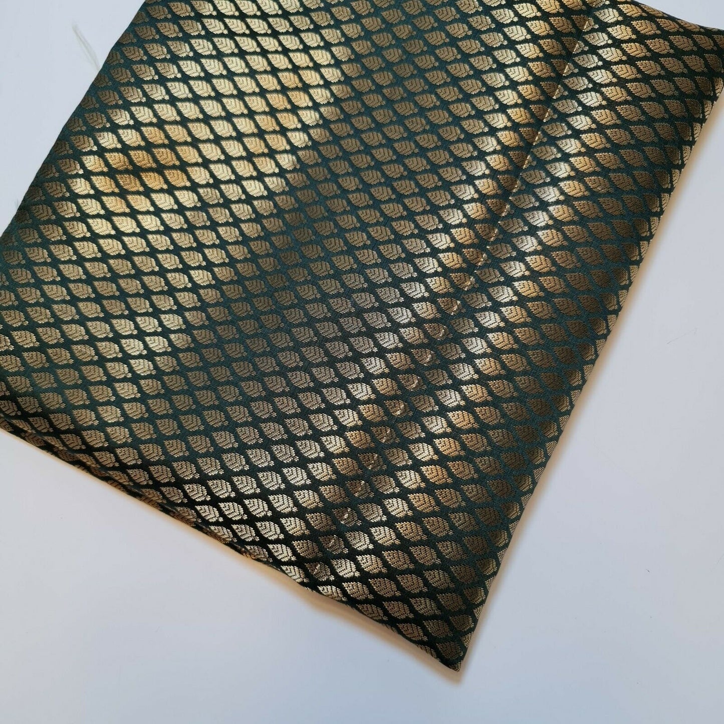 Brokatstoff mit blumigem Blattgold-Druck und floralem Jacquard-Druck, indischer Banarasi-Stoff, 111,8 cm (Flaschengrün)