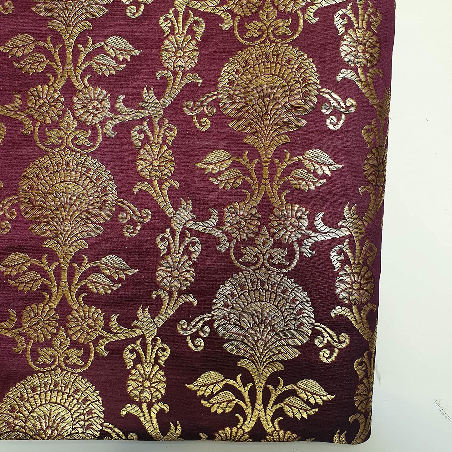 Indischer Banarasi-Brokatstoff mit floralem Ornamentdruck in Goldmetallic (Weinrot)