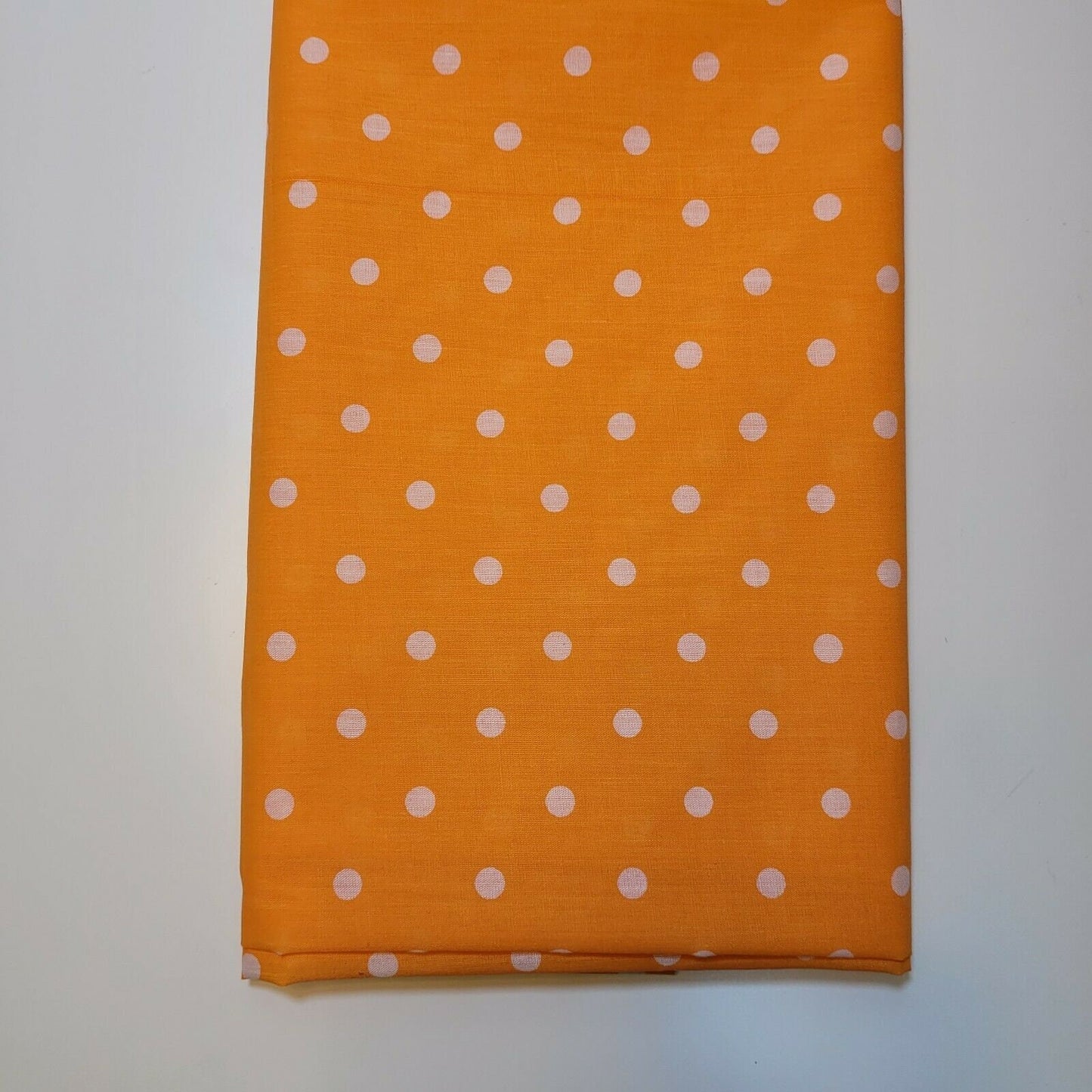 Stoff mit gepunktetem Punktmuster und Erbsennadelmuster, Polycotton-Material, Meterware, 111,8 cm (Orange)