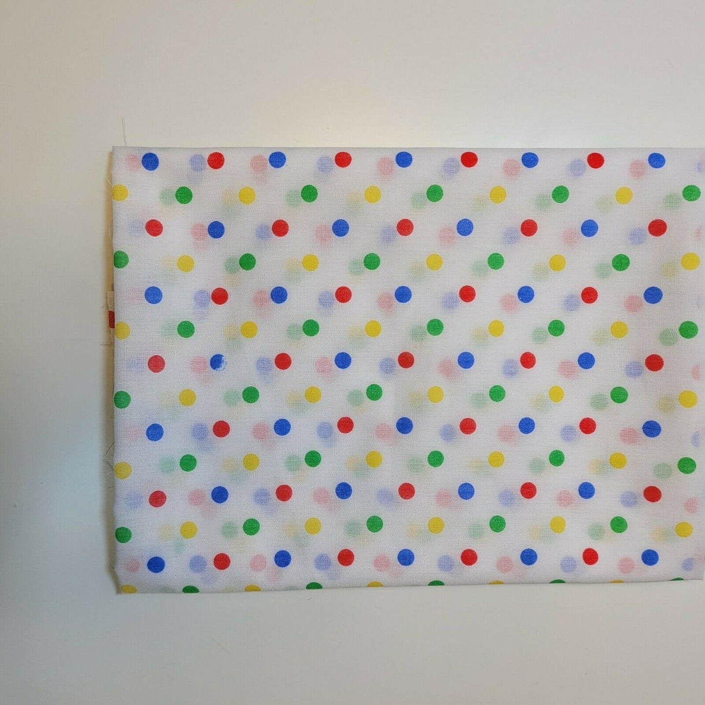 Stoff mit gepunktetem Punktmuster, Erbsennadelmuster, Polycotton-Material, Meterware, 44 Zoll (weiß mit mehreren Punkten)