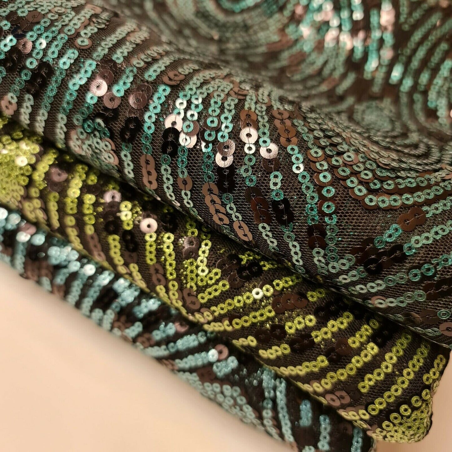 Hochwertiger Netzstoff mit Pailletten und Glitzer, Stickereien, Kleiderbastelmaterial, 150 cm (Limettenschwarz)