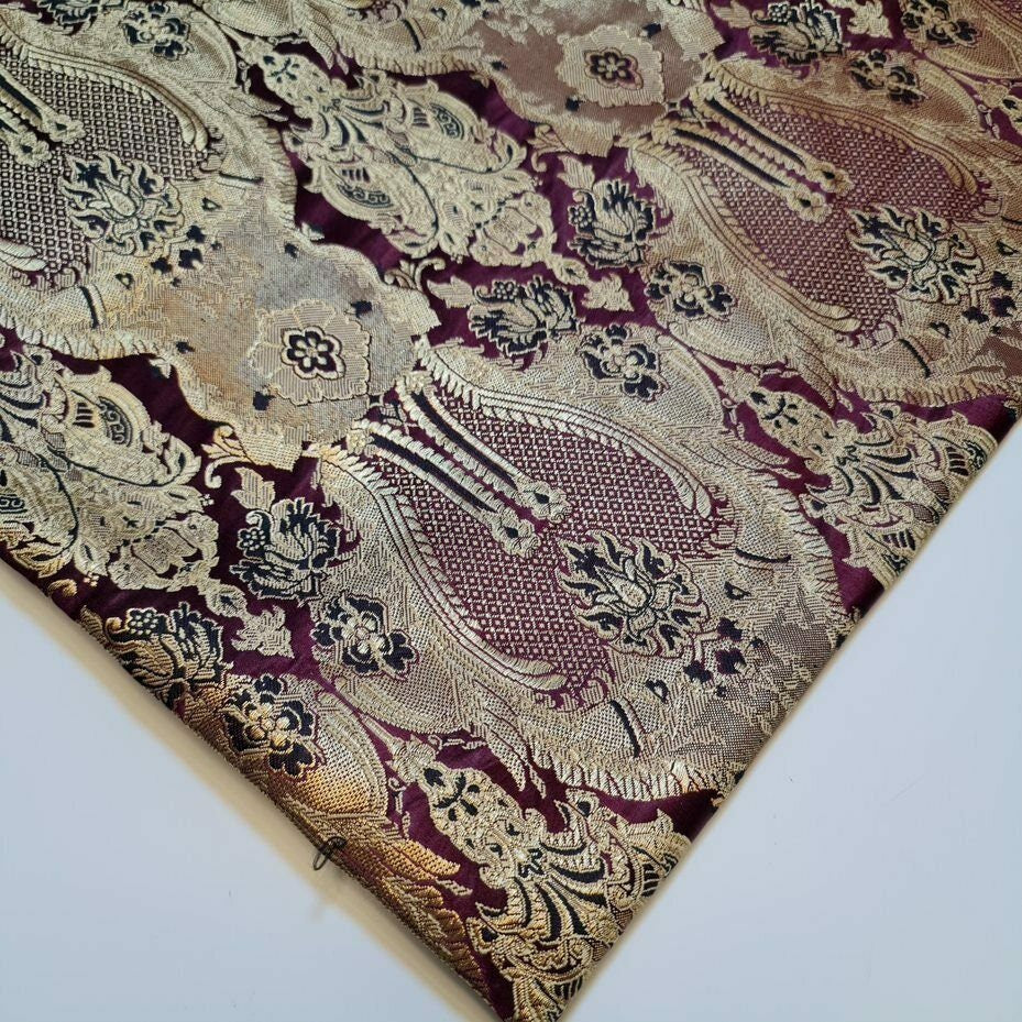 Ornamentaler Damast, hochwertiger, goldmetallischer indischer Banarasi-Brokatstoff, 111,8 cm (Burgund)