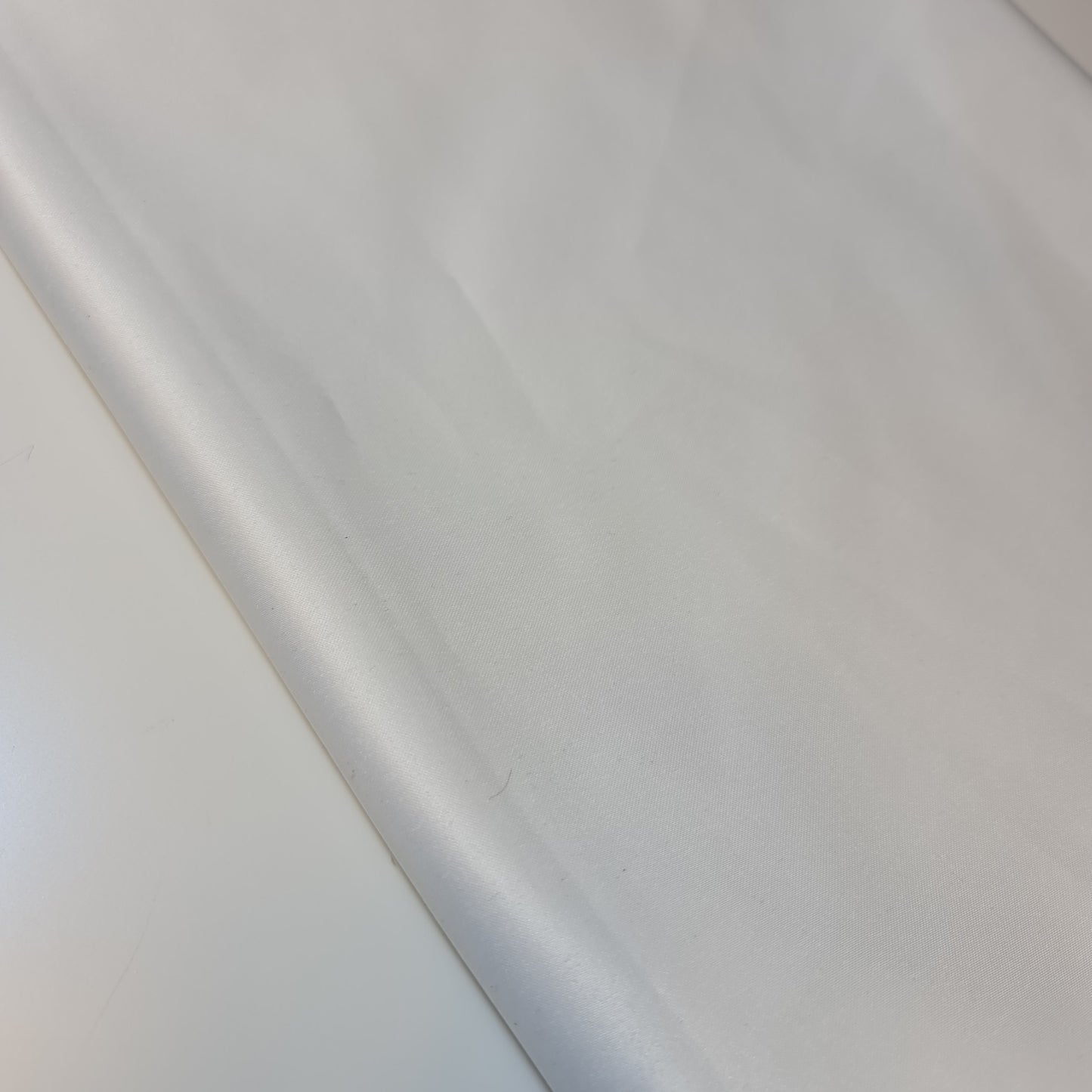 Weißer matter Duchesse-Satinstoff für Brautkleider, Abschlussball, Bastelmaterial, Krepprücken, Meterware, 147,3 cm