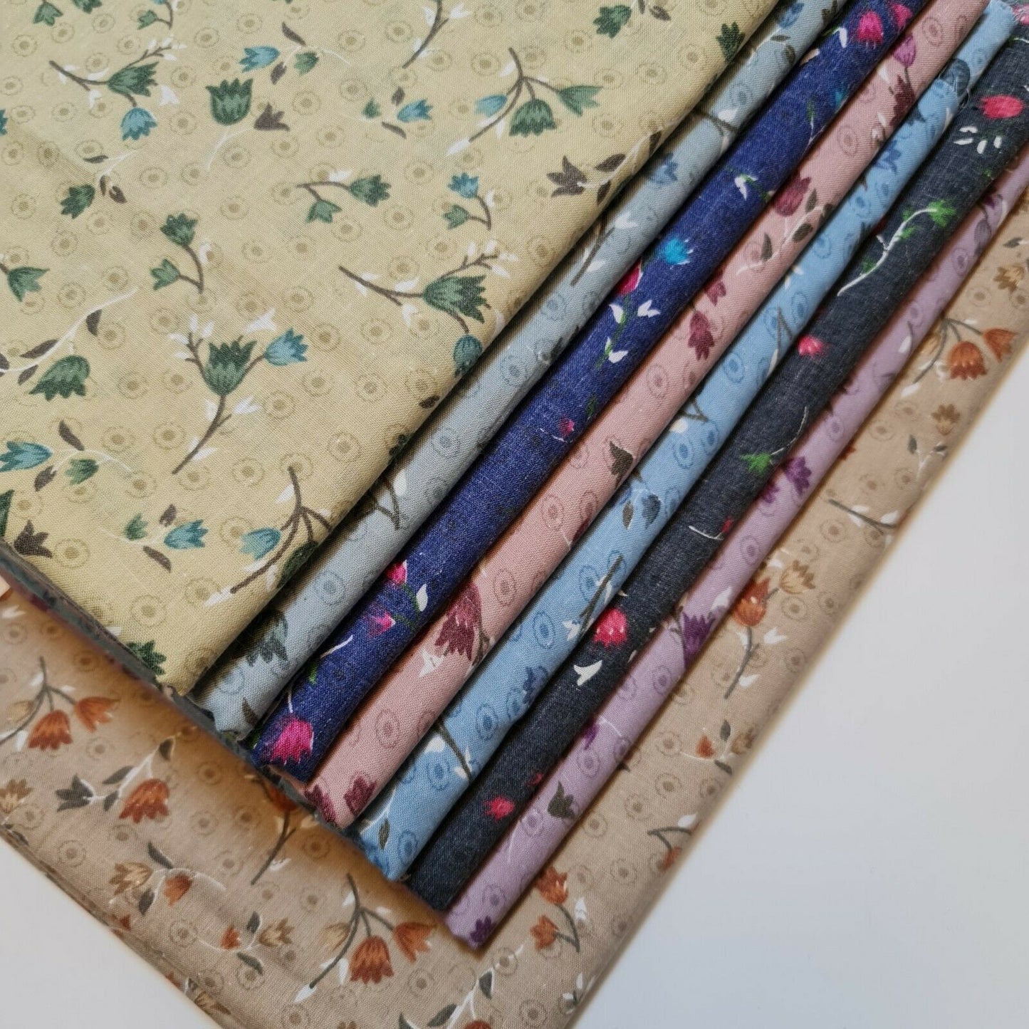 Weicher Polycotton-Kleiderstoff mit Blumenmuster im Vintage-Stil, 147,3 cm, Meterware (blau)