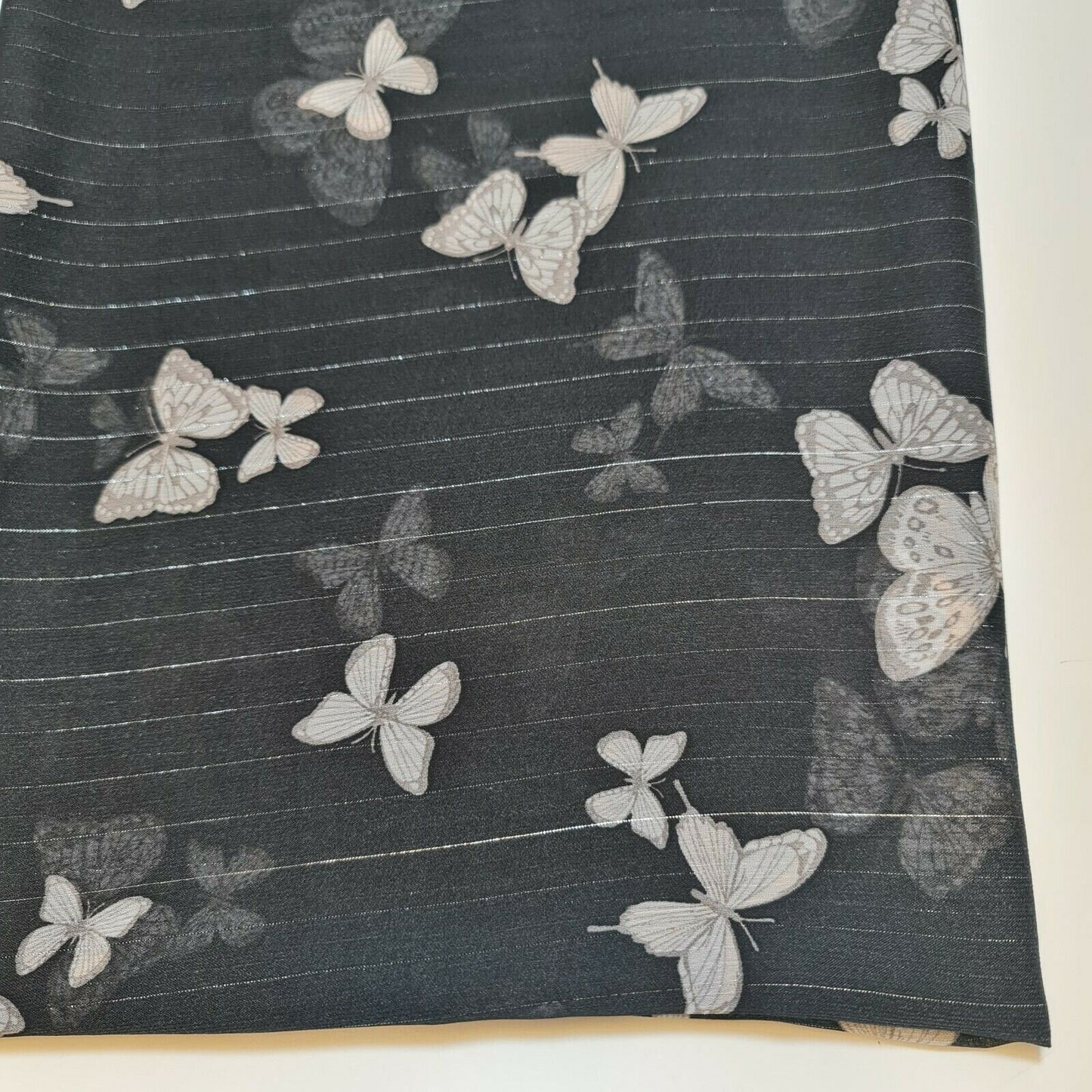 Weicher Poly-Kreppstoff mit Tier- und Blumenmuster, Kleiderstoff, Bastelstoff, 147,3 cm, Meterware (Schwarzer Schmetterling)