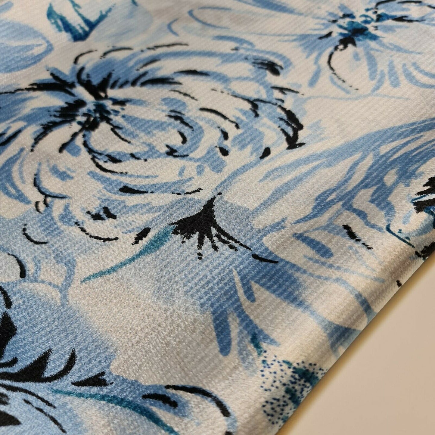 Weißer Satin mit Blumenmuster, weicher, seidiger Oberfläche, bedruckter Stoff für Kleider, 147,3 cm, Meterware