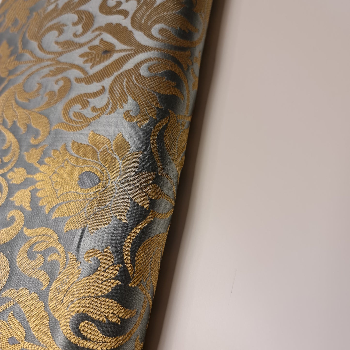 Luxuriöser indischer Banarasi-Brokatstoff mit Blumenmuster, goldmetallic, 111,8 cm, Meterware (SILBERGRAU)