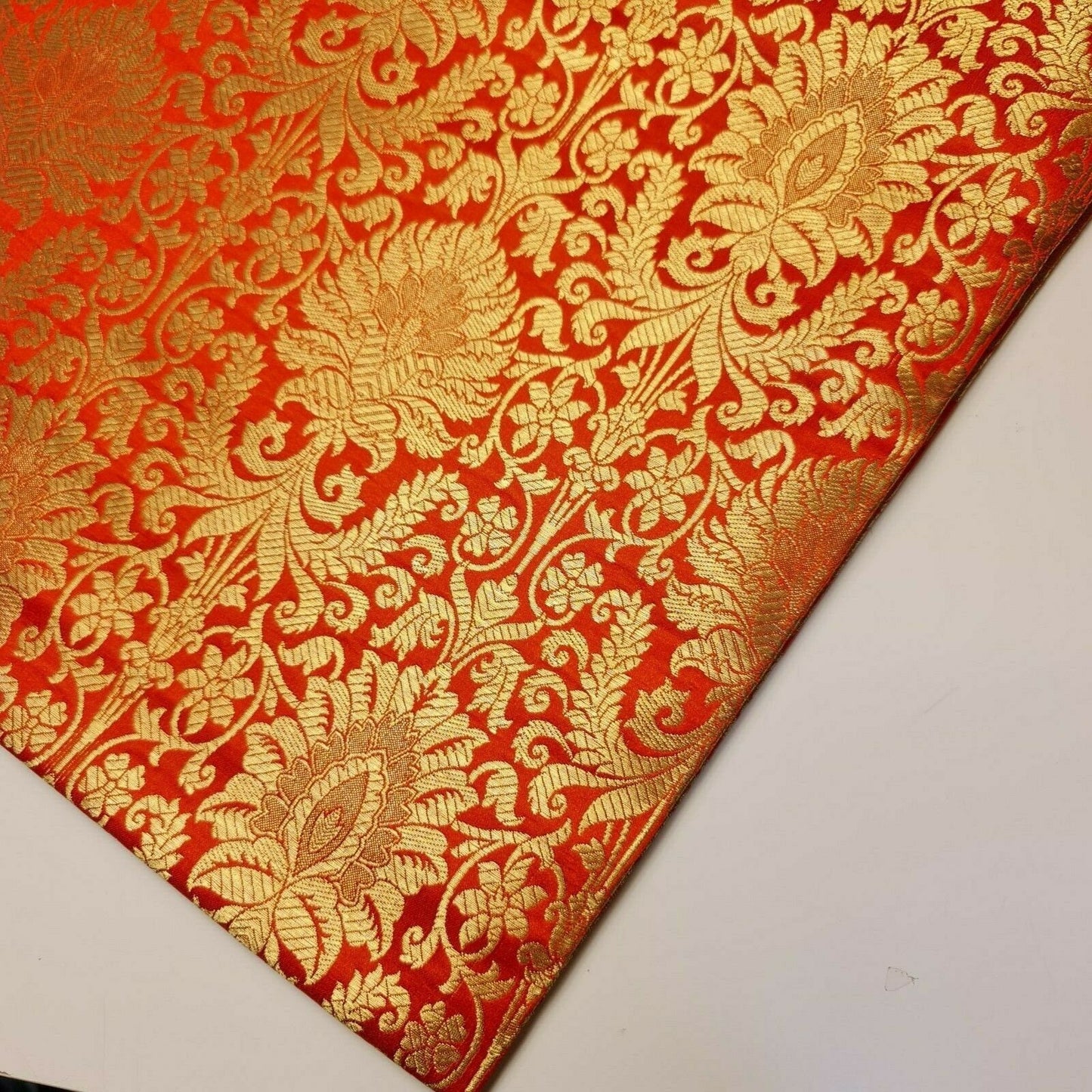 Florales Blattgold-Damast-Metallic-Design aus indischem Banarasi-Brokat, 111,8 cm Meter (Orange)