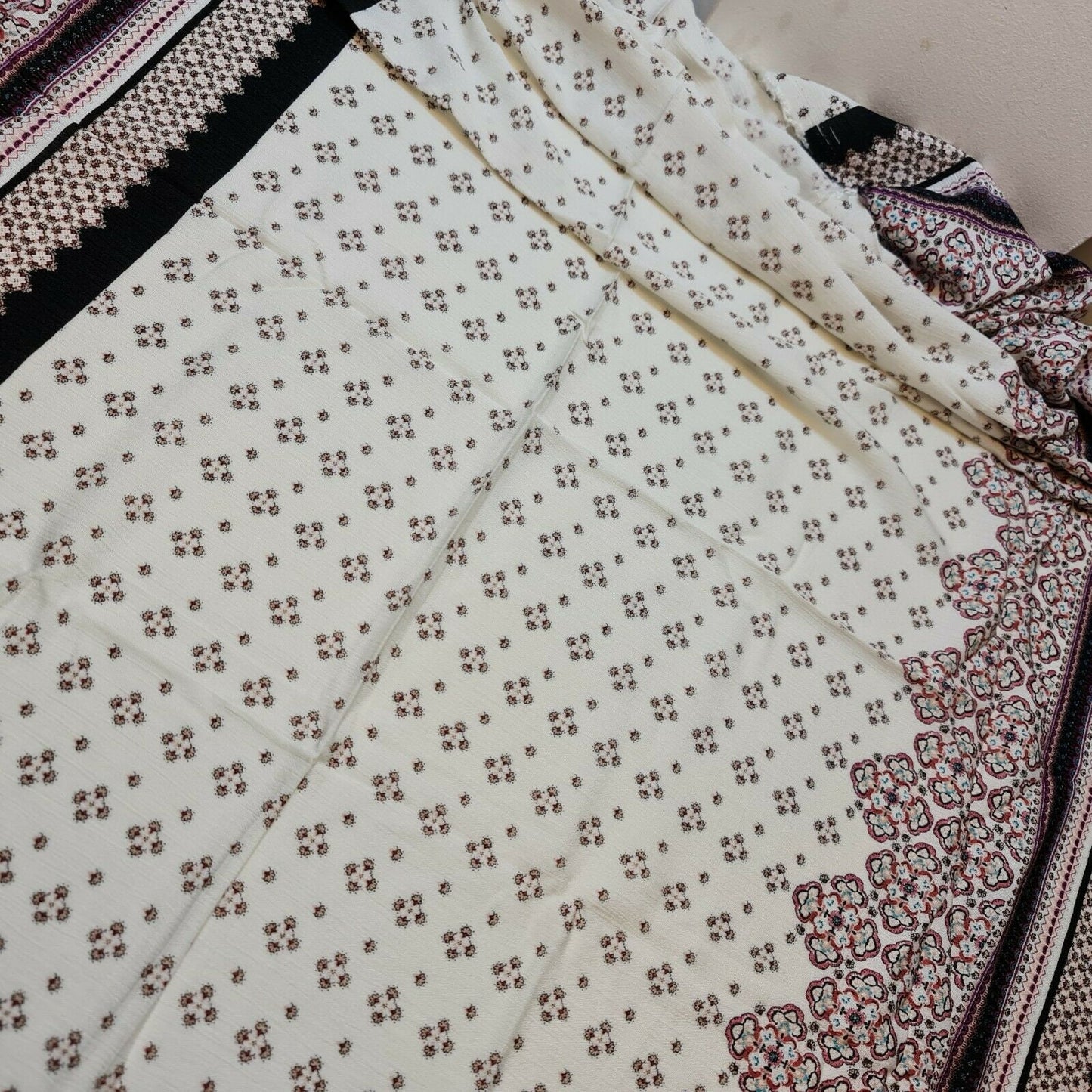 Elfenbeinfarbener Kreppstoff mit Panel-Print, Kleid, Drapierung, Bastelstoff, Meterware, 58"