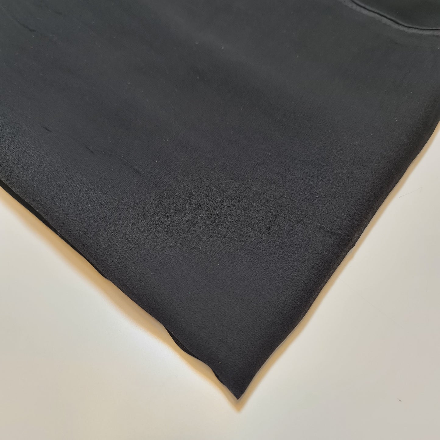 Einfarbiger Mooskreppstoff, hochwertig gefärbt, für Kleider, Drapierungen, Dekoration, Bastelstoff, Meterware, 111,8 cm (schwarz)