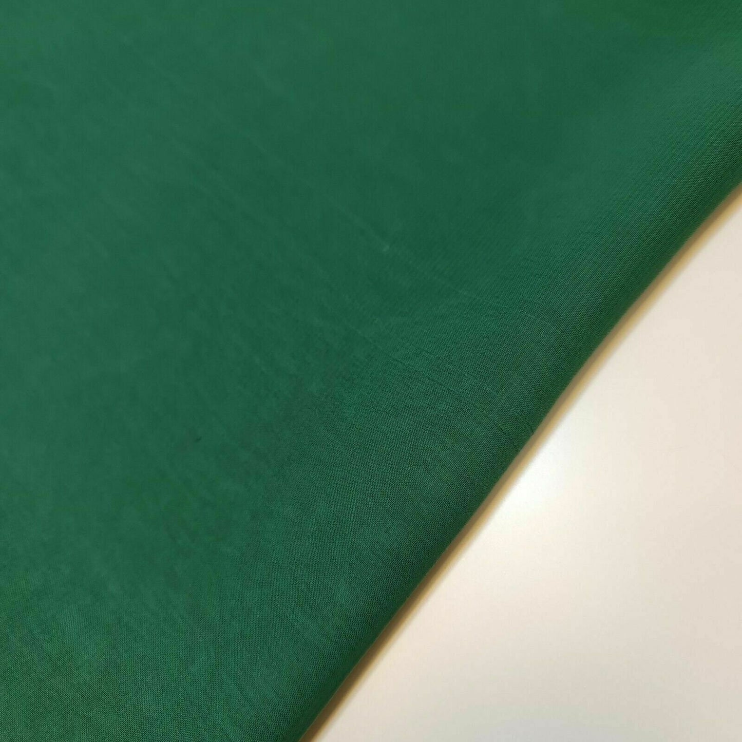 Einfarbiger Mooskreppstoff, hochwertig gefärbt, für Kleider, Drapierungen, Dekoration, Bastelstoff, Meterware, 111,8 cm (Flaschengrün)