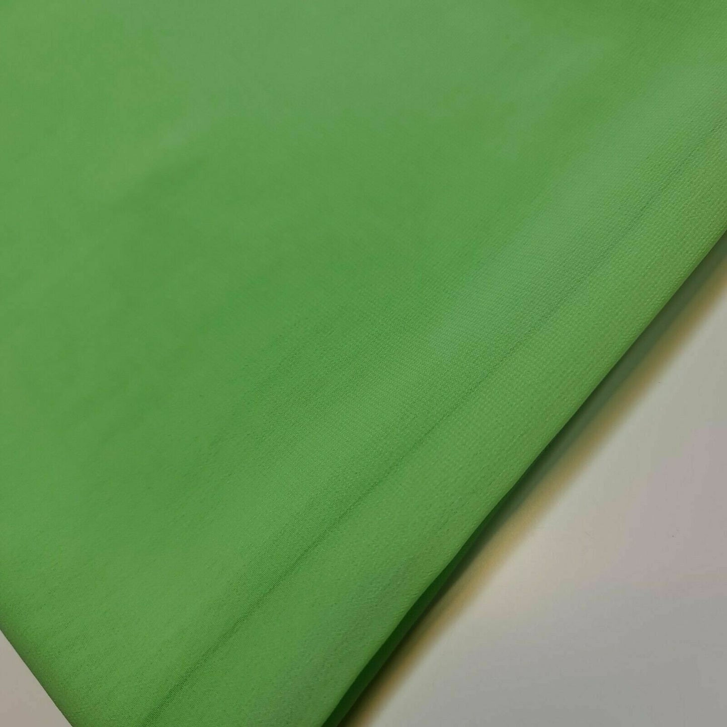 Einfarbiger Mooskreppstoff, hochwertig gefärbt, für Kleider, Drapierungen, Dekoration, Bastelstoff, Meterware, 111,8 cm (Papageiengrün)