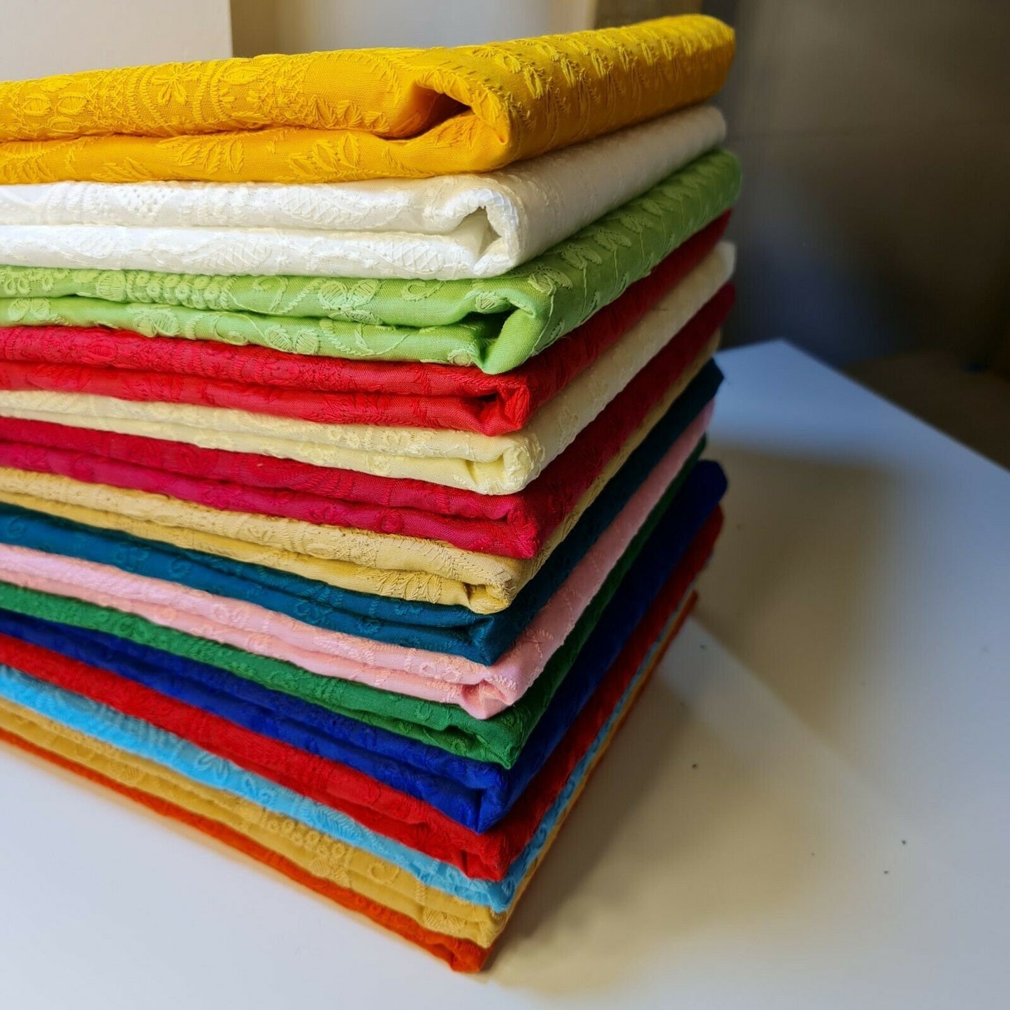 NEU FRÜHLING: 100 % Baumwollbatist, Broderie Anglaise-Stickerei, Kleider-Bastelstoff, 111,8 cm (Silbergrau)