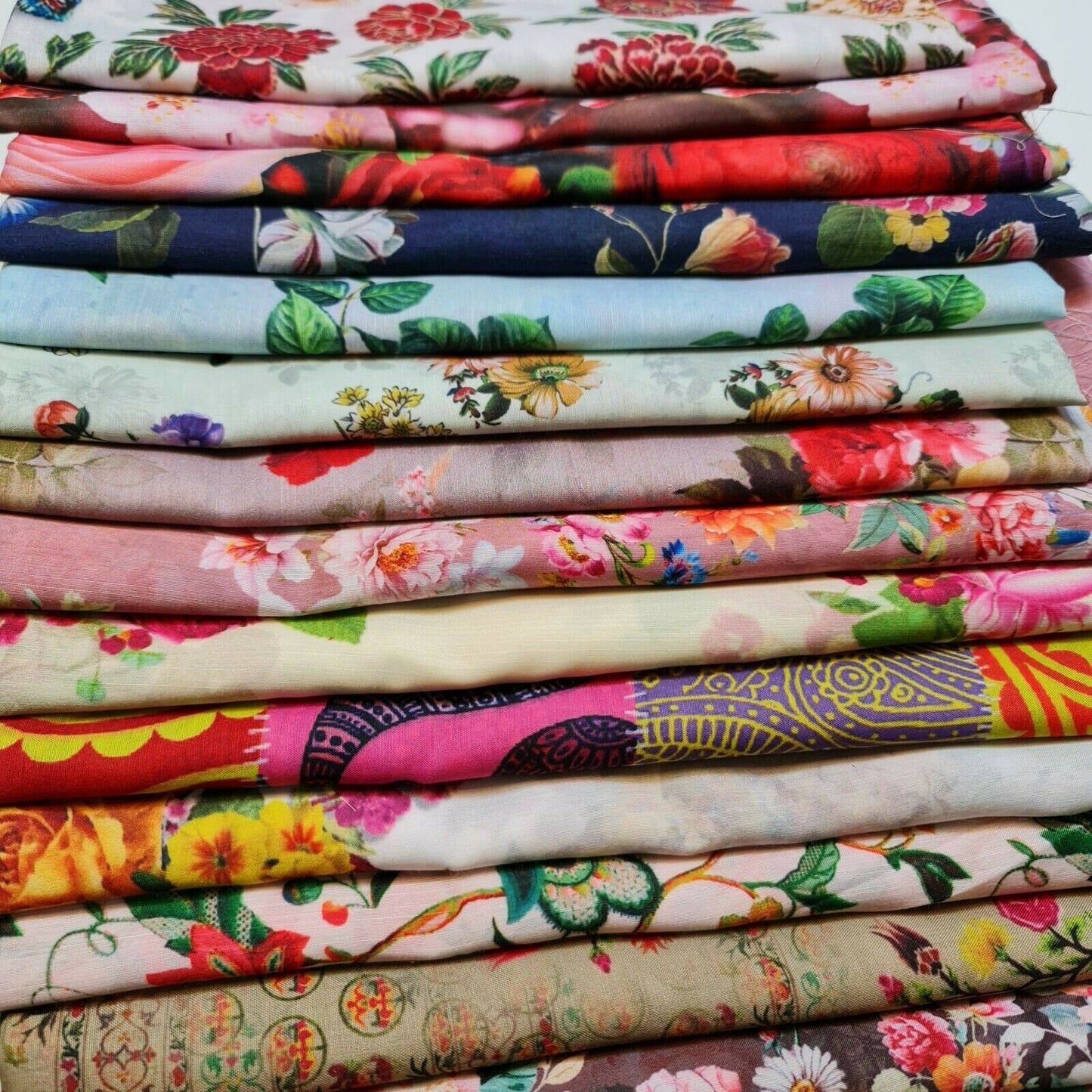 Weicher Musselin-Polyesterstoff mit digitalem Blumendruck, für Kleider, Drapierungen und Bastelarbeiten, 111,8 cm pro Meter (Design 14)