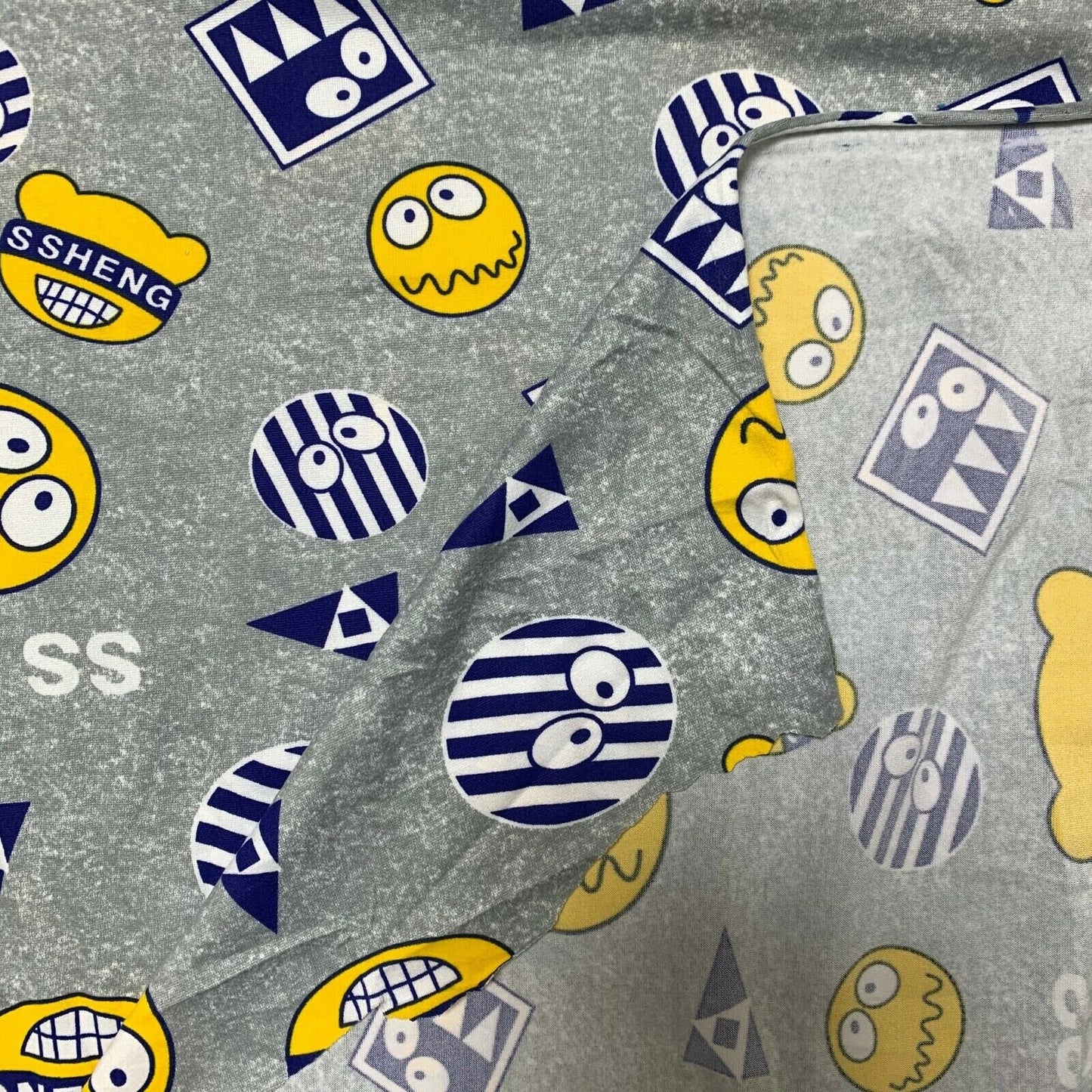 Premium gebürsteter 100 % Baumwolljersey, graue Basis, Smileys, Meterware, 58"