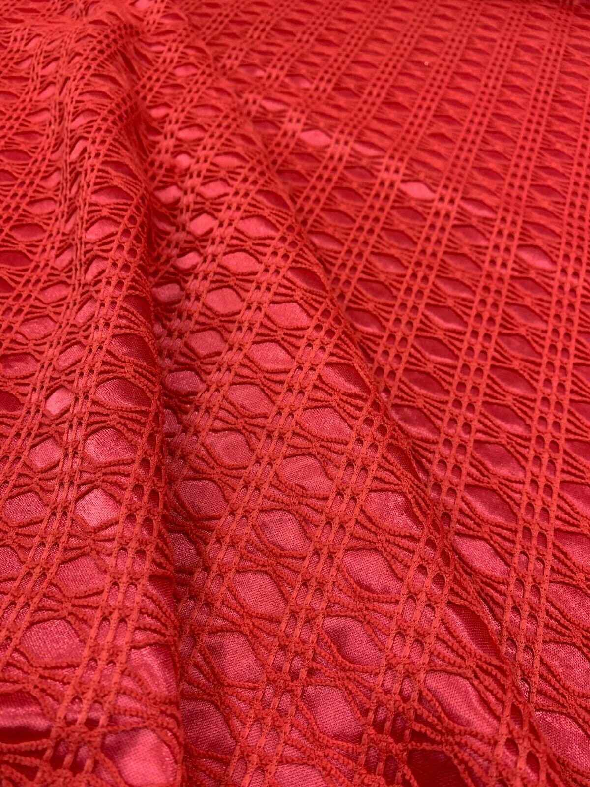 Spitzennetz mit floralem Webdesign, Rückseite aus Seidensatin, einseitig dehnbar, 150 cm breit (Korallenpfirsich)