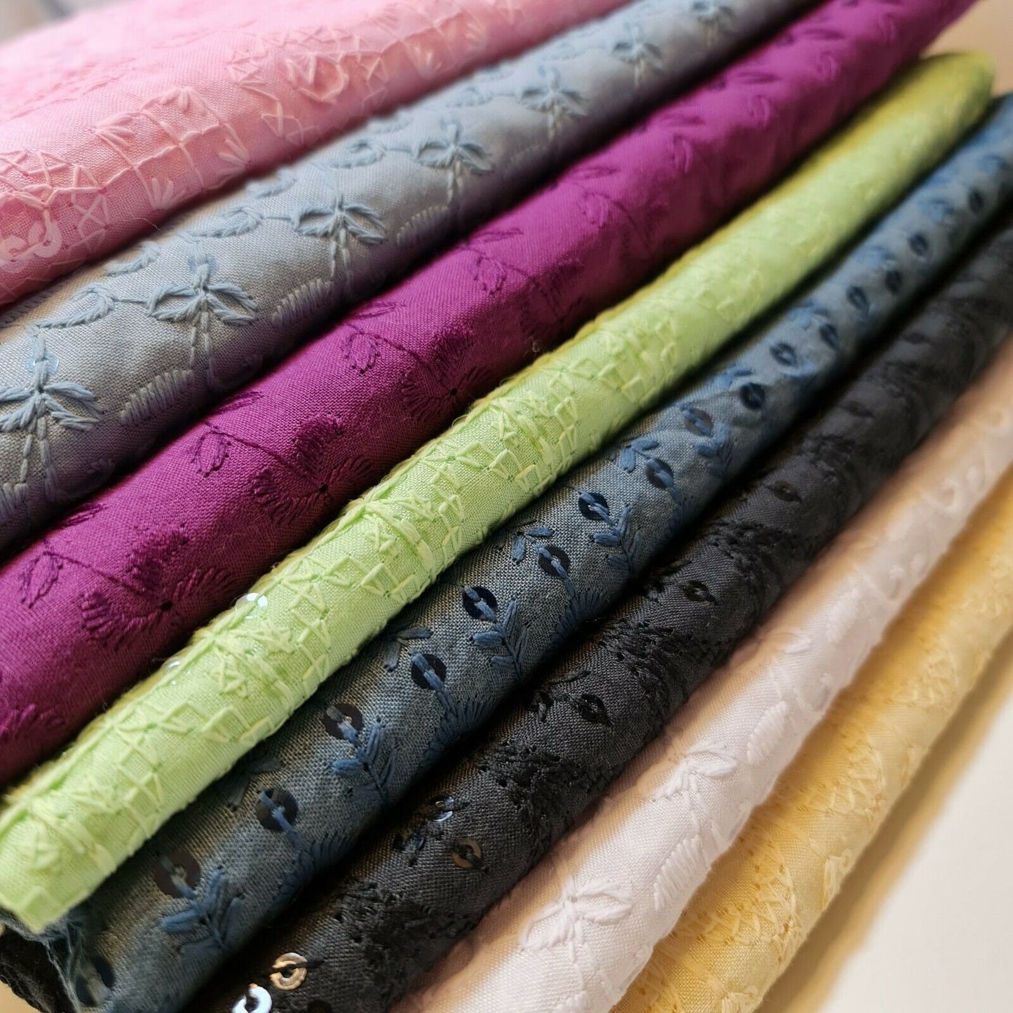 Neuer weicher Baumwollbatist mit Lochstickerei, Bordüre, Kleiderbastelstoff, 50"J (weiß)