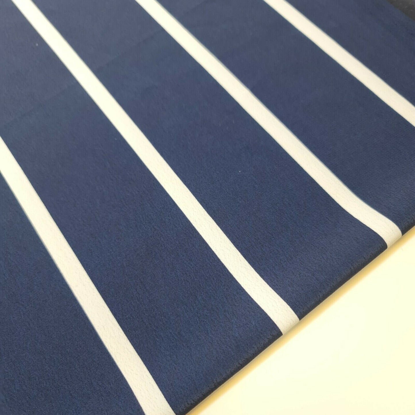 Marineblauer, weiß gestreifter Kreppstoff für Kleider, 147,3 cm, Meterware
