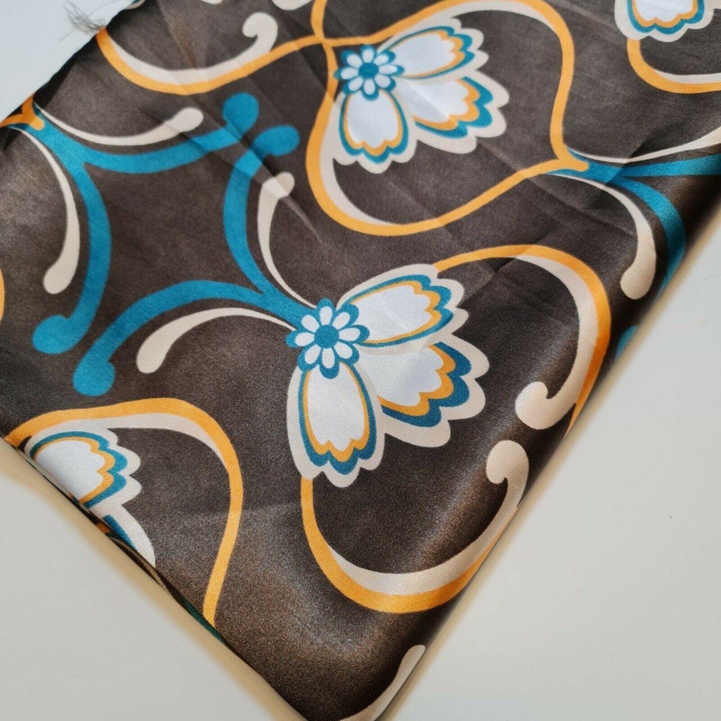 Brauner Satinstoff mit weicher Seidenoberfläche, Blumendruck, Kleid, Drapierungsmaterial, 58" Meter