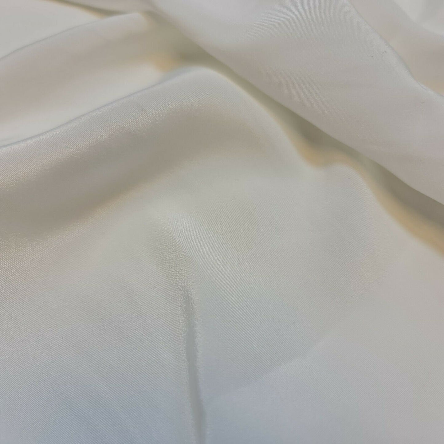 Elfenbeinfarbener französischer Crêpe de Chine, Kleiderstoff, seidig, einfarbig gefärbt, 111,8 cm