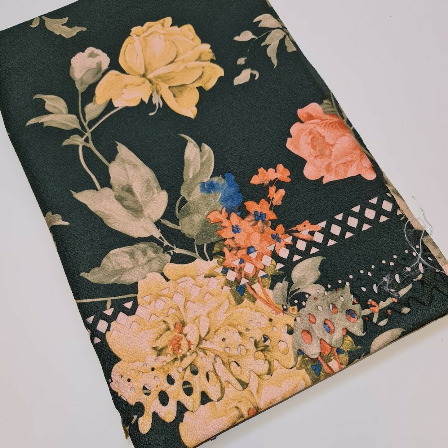 Lasergeschnittener Scuba-Crêpe-Jersey-Stoff mit floralem, grünem Druckrand, verkauft 58"