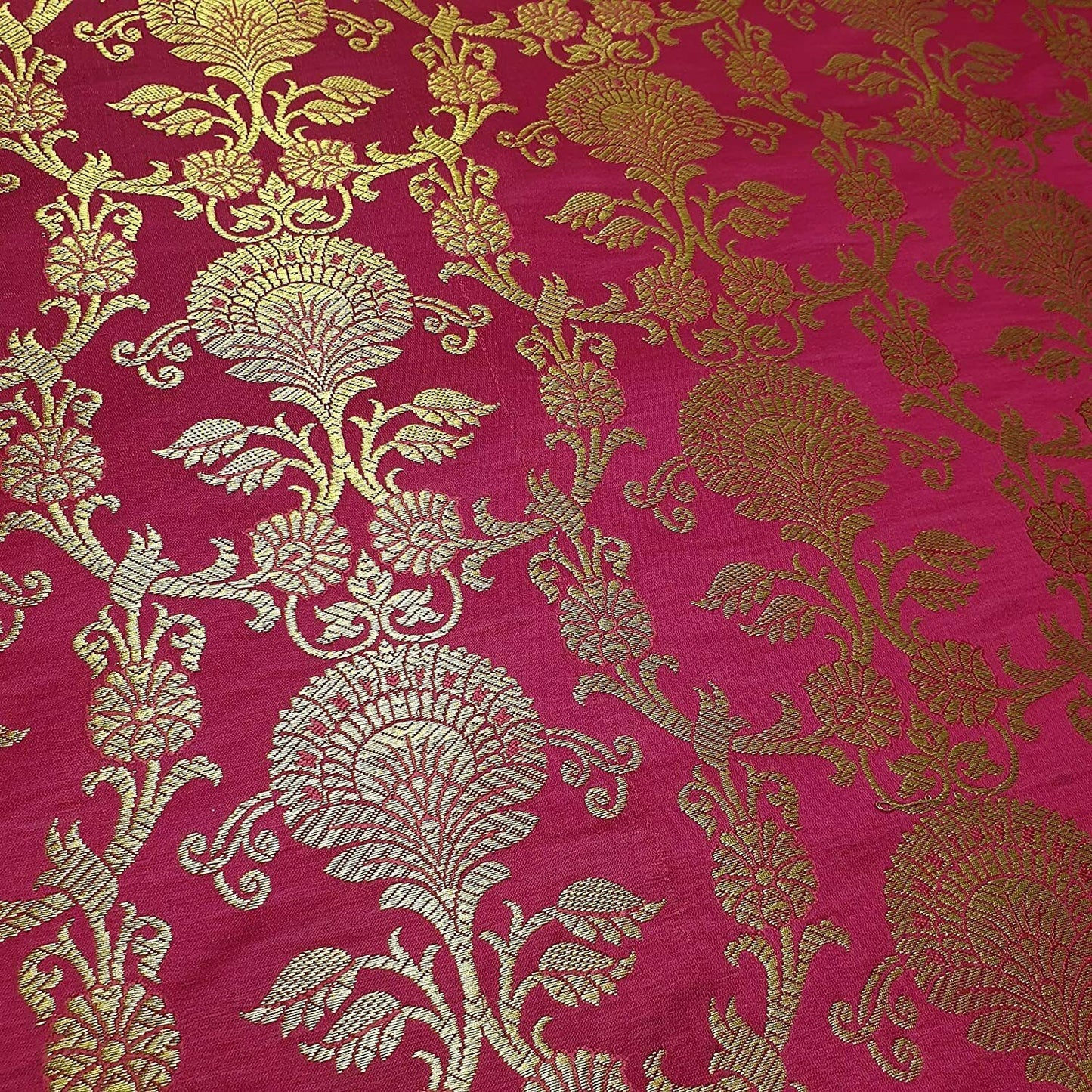 Neue Drucke, ornamentaler floraler Goldmetallic-Druck, indischer Banarasi-Brokatstoff (Magenta)