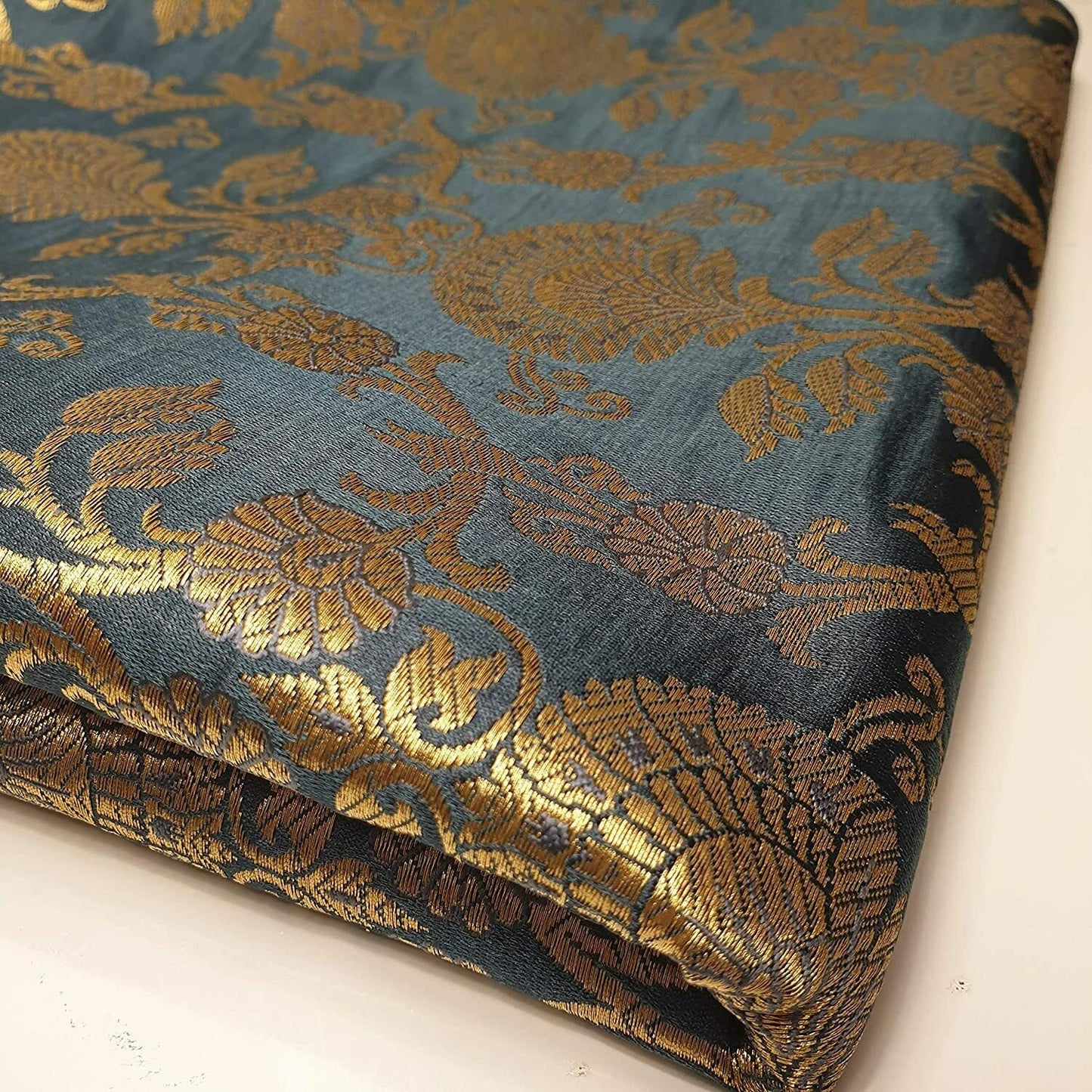 Neue Drucke, ornamentaler floraler Goldmetallic-Druck, indischer Banarasi-Brokatstoff (meliertes Grau).