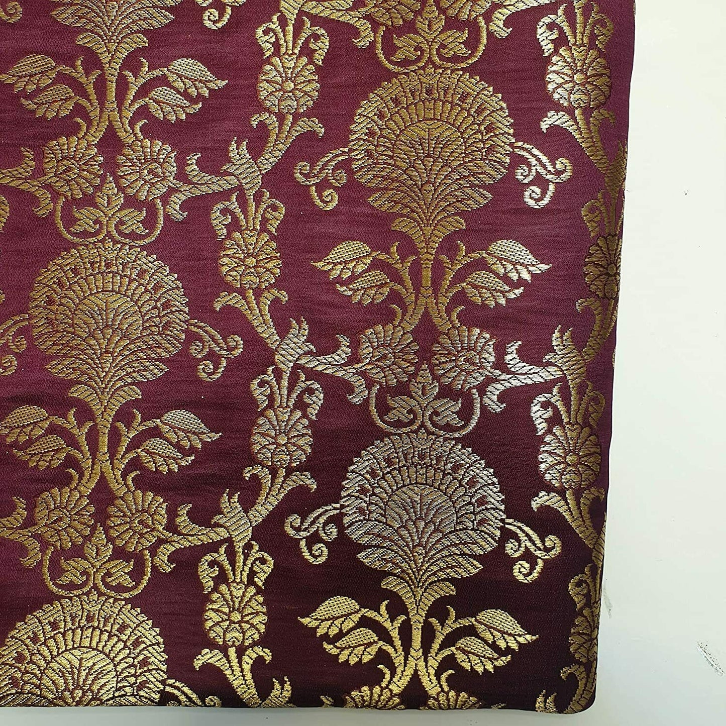 Neue Drucke, ornamentaler floraler Goldmetallic-Druck, indischer Banarasi-Brokatstoff (Weinrot)