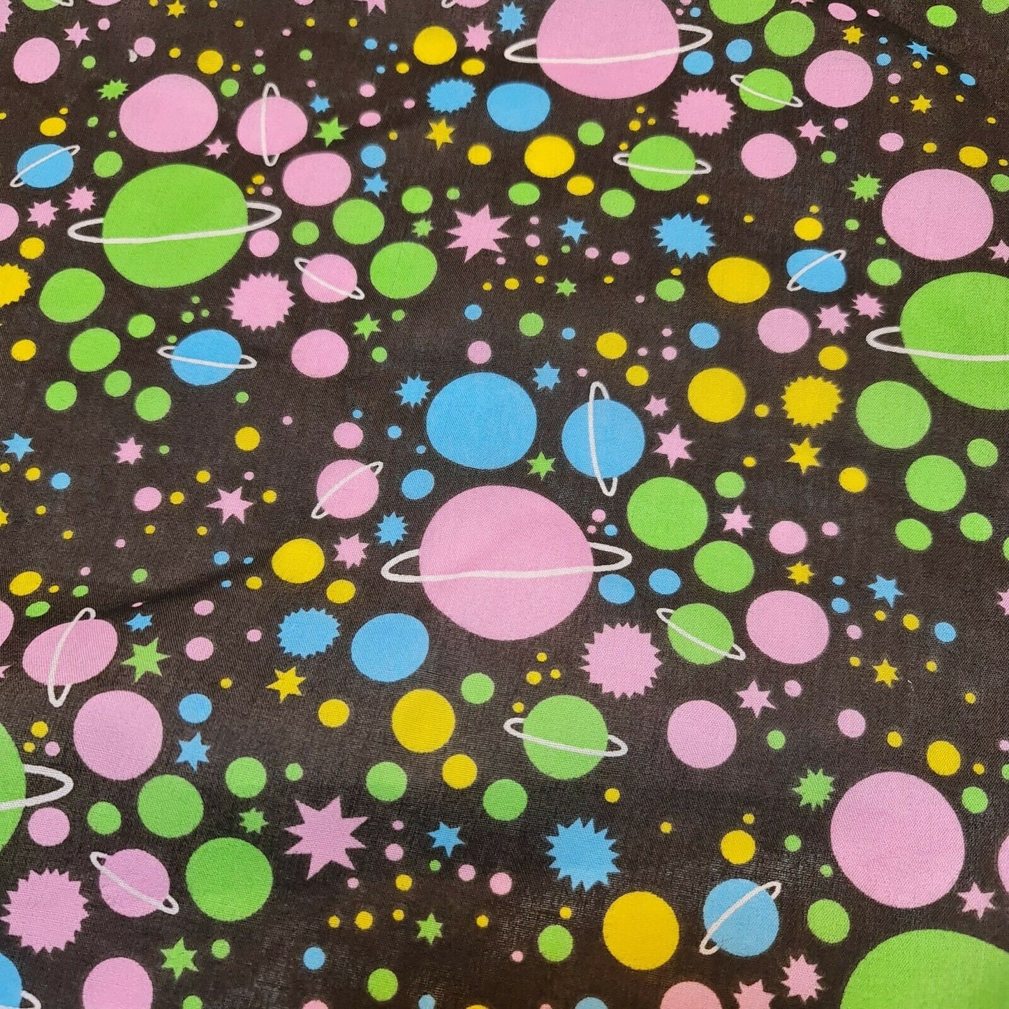 Polycotton-Stoff für Kinder mit Saturn-Print, schwarzer Basis, Stern-Kleiderherstellung (44 Zoll breit)