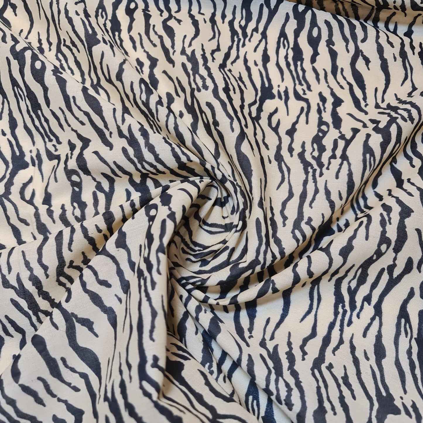 Polycotton-Stoff mit Tiger-Print, Tiermuster, beigefarbene Basis, schwarze Streifen (44" breit).