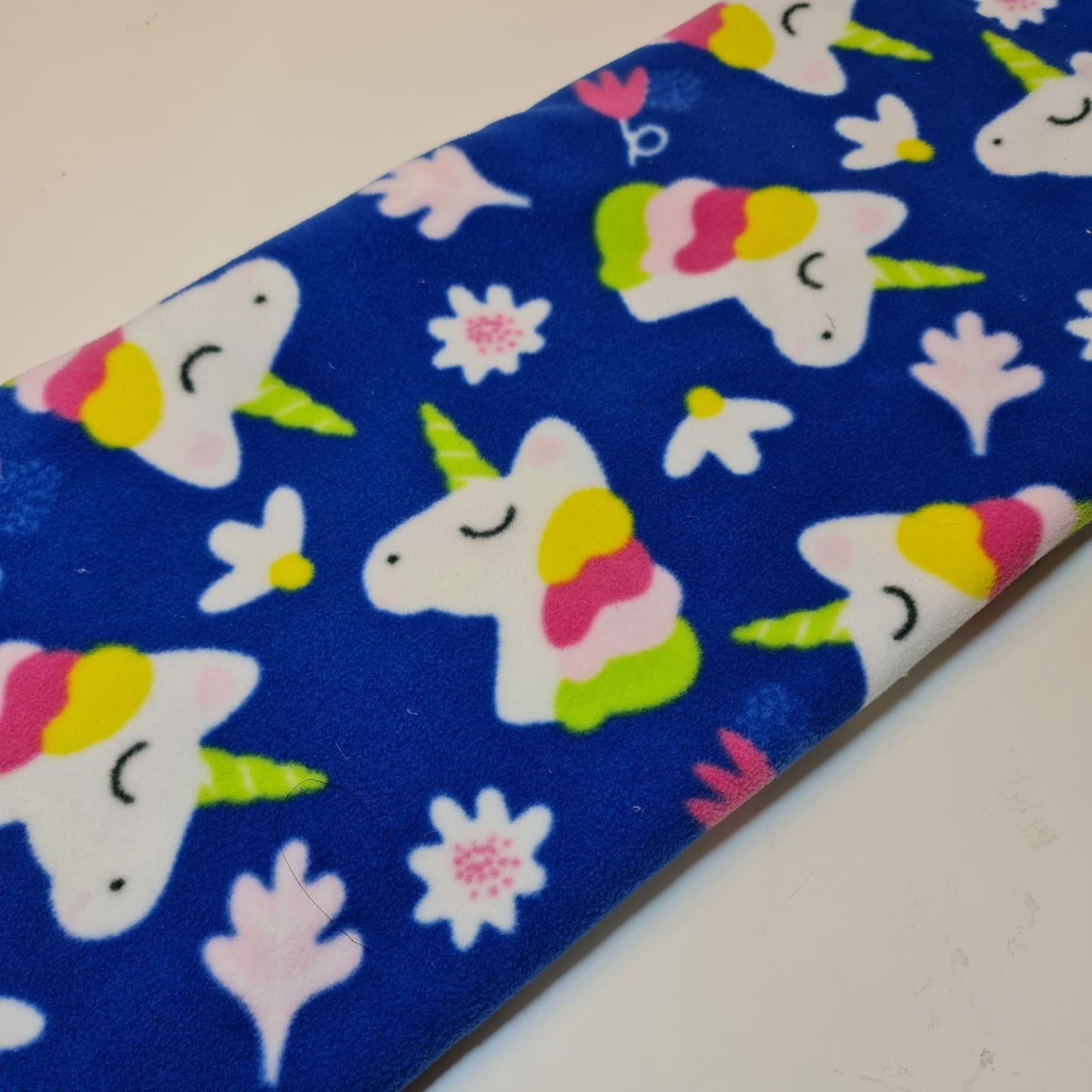 Bedruckte weiche Überwurfdecke aus Polarfleece für Kinder, Anti-Pilling-Stoff, 147,3 cm (blaues Einhorn)